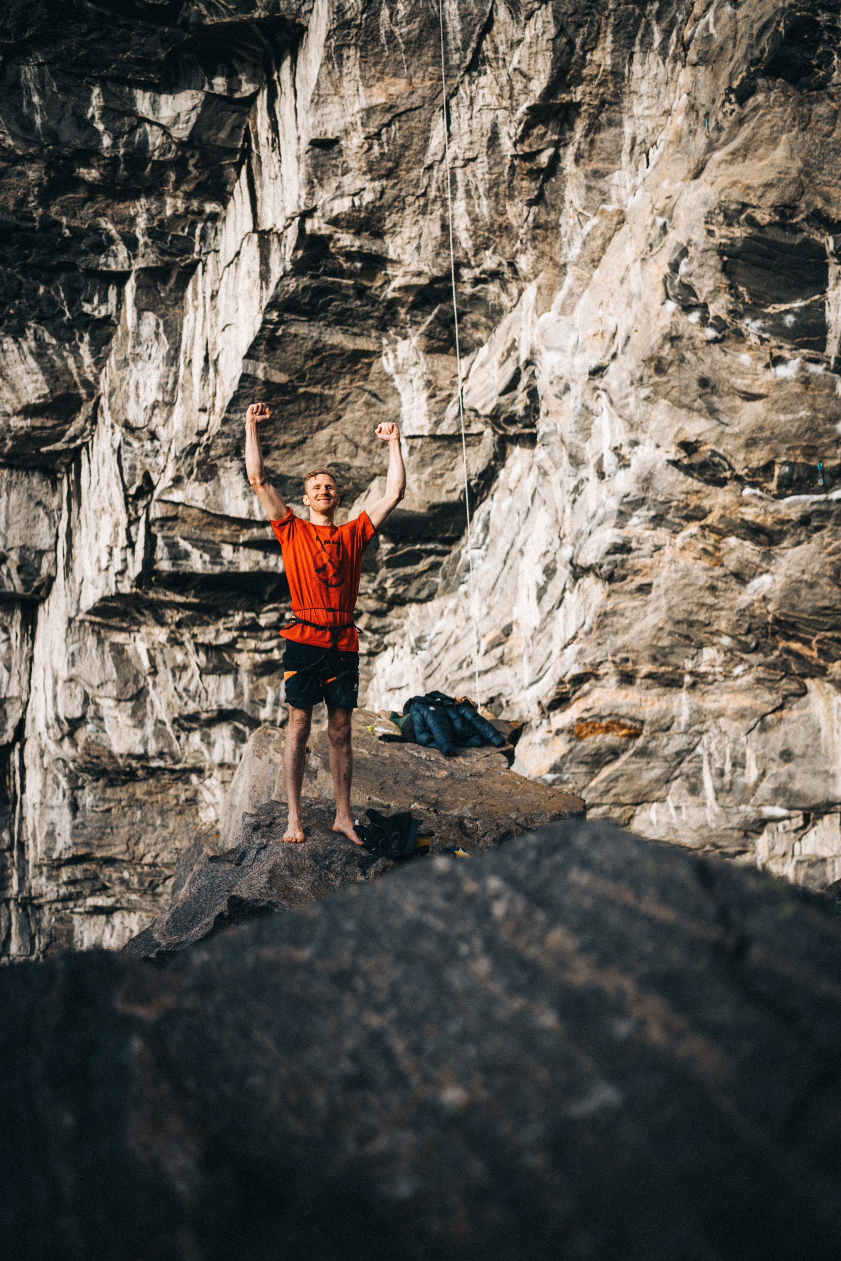 Jakob Schubert kan slippe jublene løs, etter å ha klart en av verdens aller vanskeligste ruter, boltet av Adam Ondra. (Foto: (Foto: Moritz Klee, Nodum sports)