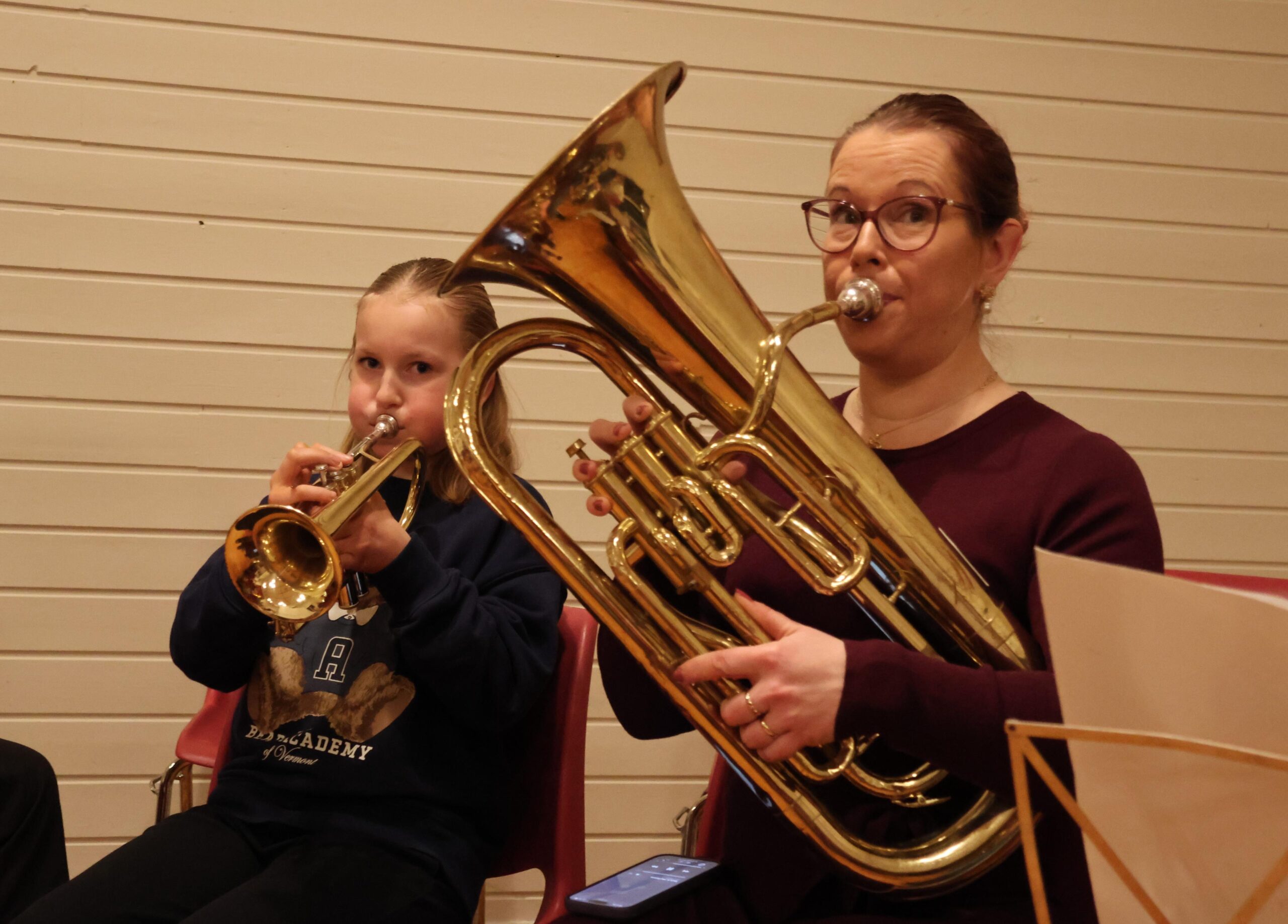 Aspirant Jenny var stødig musiker med kulturskolelærer Kristin Margrethe Einvik ved sin side.