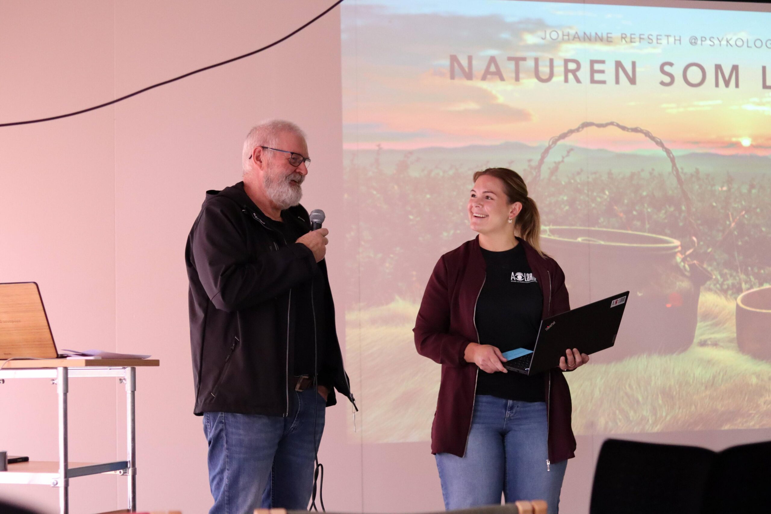 Jens Solem og Silje Vinge Westrum fra A-larm roser Nina Josteinsdatter Vesterdals innsats i Flatanger. 