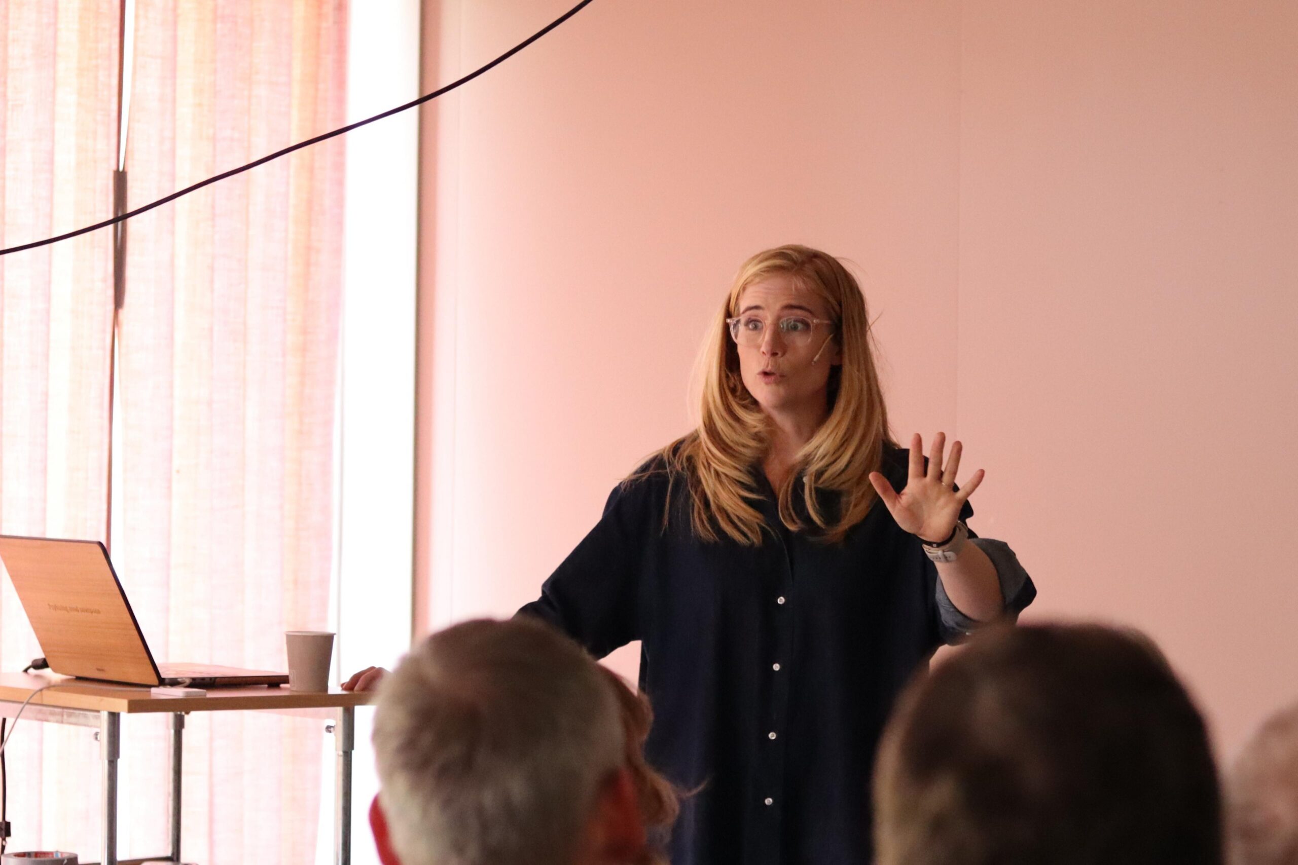 Johanne Refseth formidler sine sorger og mentale utfordringer med mye humor. 