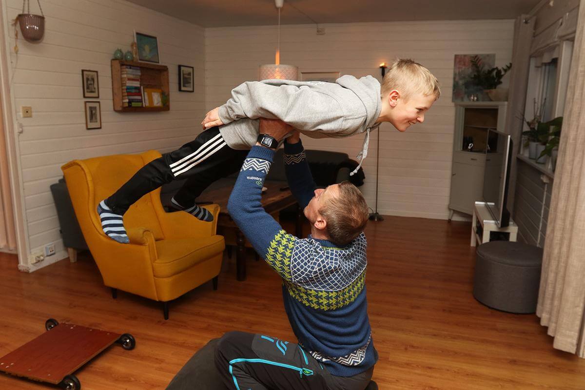 Johannes trener spenst sammen med faren Magne Nordfjellmark heime i stua p&aring; Vik.
