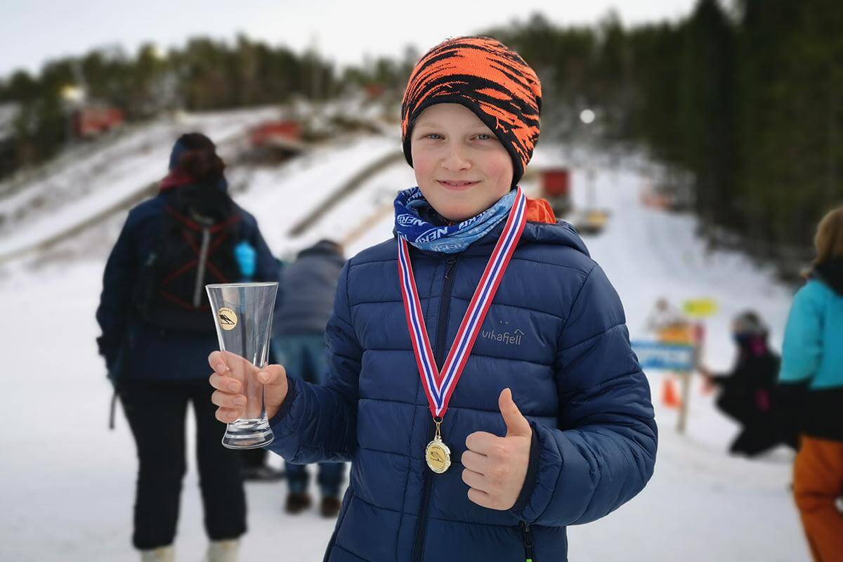 Johannes er den eneste i Flatanger som driver med skihopping. De andre kameratene blir ganske imponert n&aring;r de h&oslash;rer hva han driver med p&aring; fritida. (Foto: Privat)