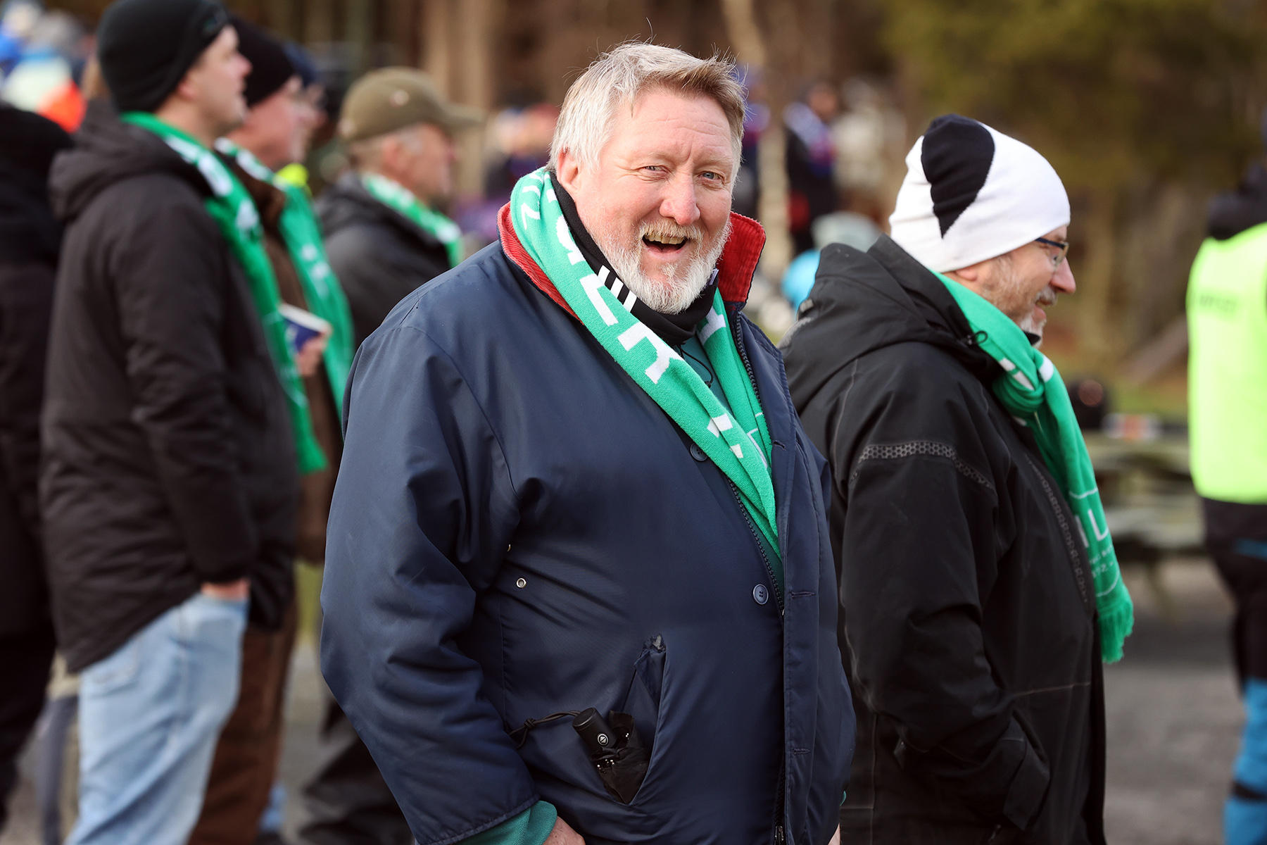 Johnny Dahle er b&aring;de banemester og en ivrig Flatanger-supporter. Han synes det er dumt og trist at noen velger &aring; kj&oslash;re p&aring; banen. (Arkivfoto)