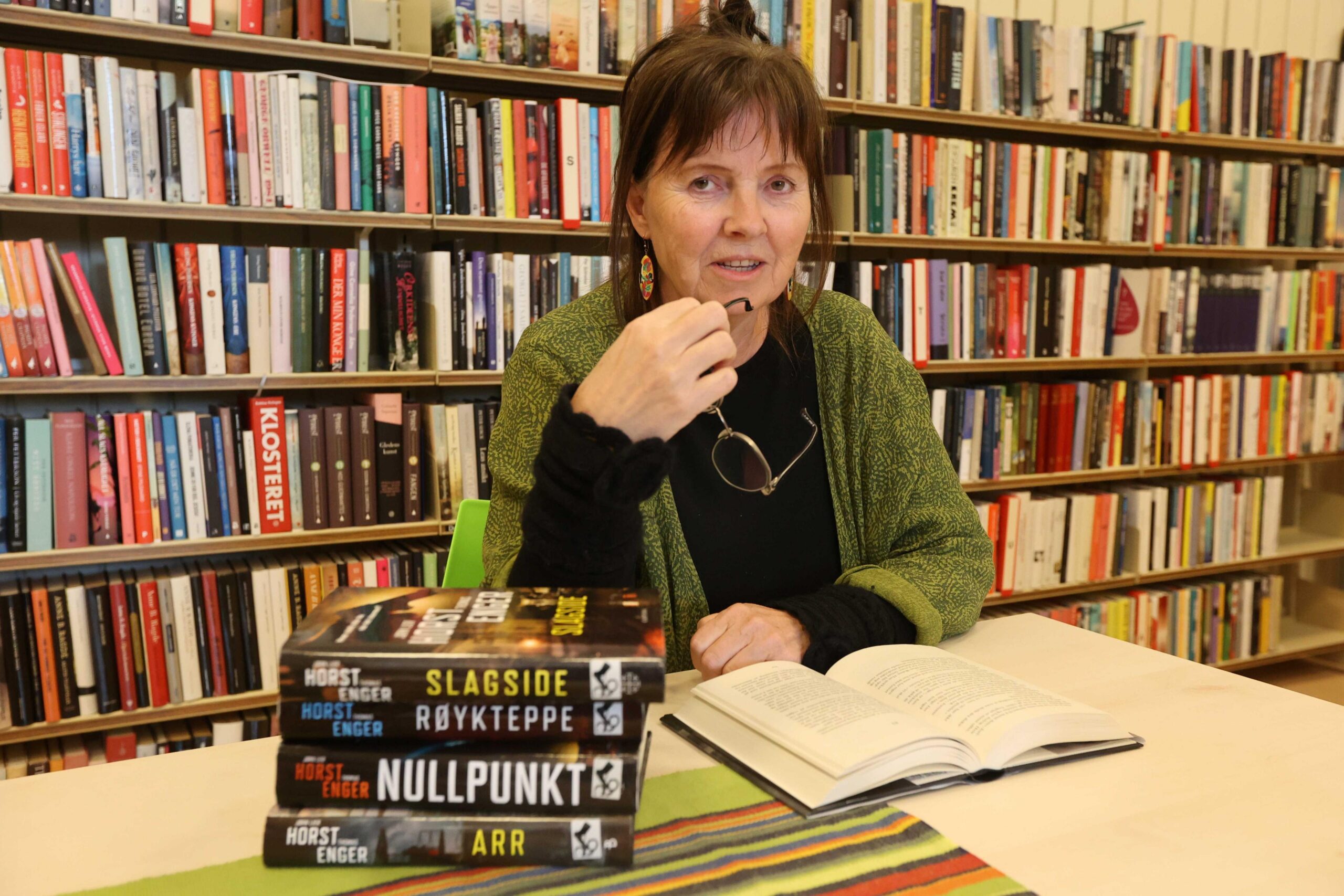 LESERE I K&Oslash; FOR KRIM: Bibliotekaren har alltid lange ventelister p&aring; Horsts nyutgivelser.