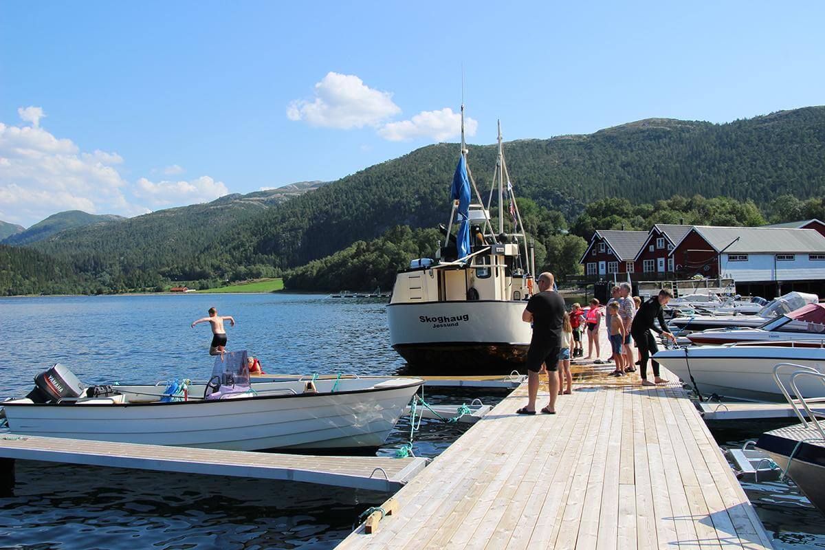 Den nye flytebrygga ble tatt i bruk i sommer, til stor glede for fastboende, feriegjester og andre bes&oslash;kende. (Foto: Tor Sved)