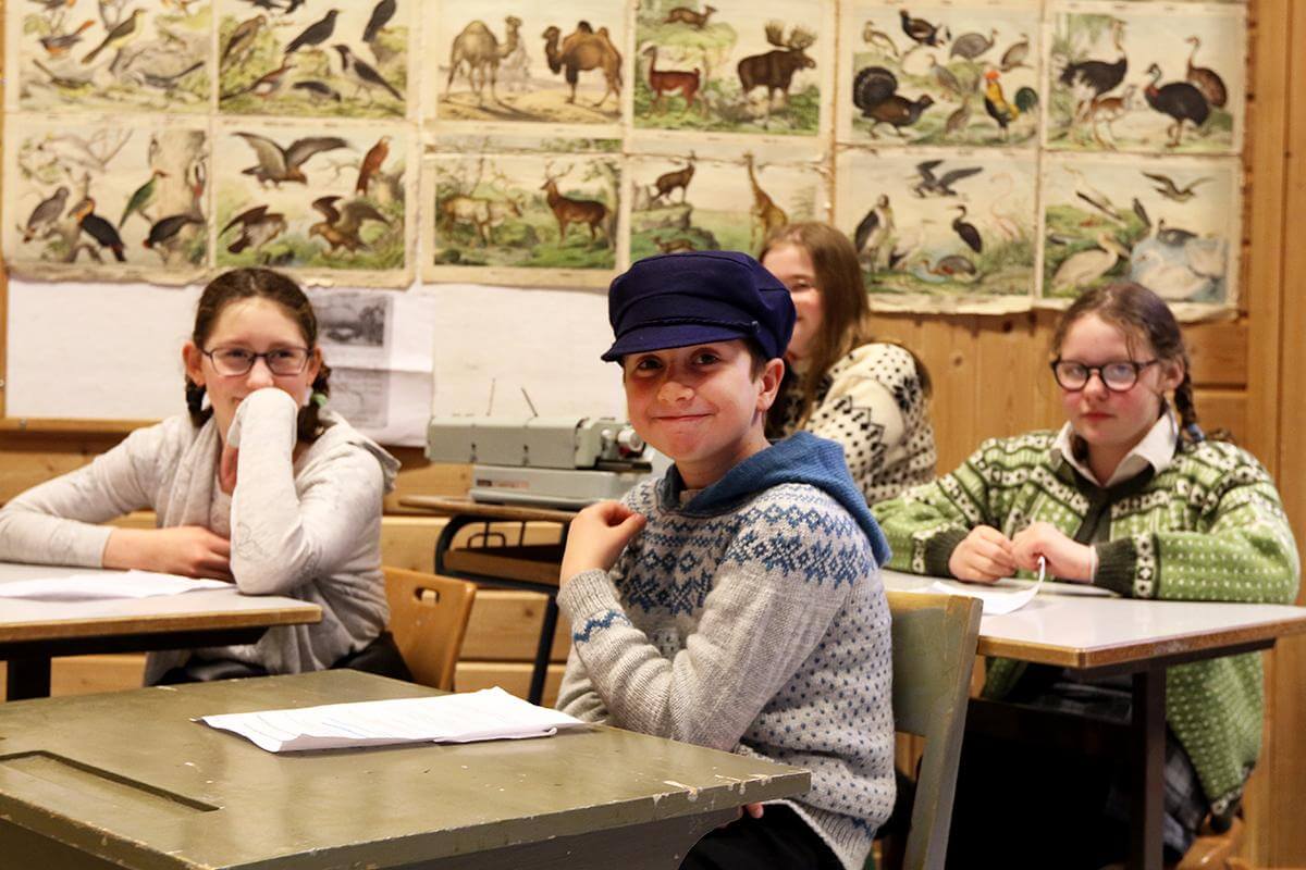 Mellomtrinnet hadde sin presentasjon i et gammel klasserom, som var rigget for anledningen. Fra venstre: Annelin, Brage, Emilie og Mina.