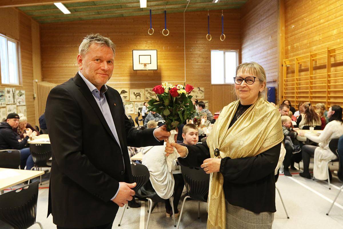 Ordfører Frode Båtnes gratulerte med jubileet og overrakte roser til rektor Solgunn Ekker.
