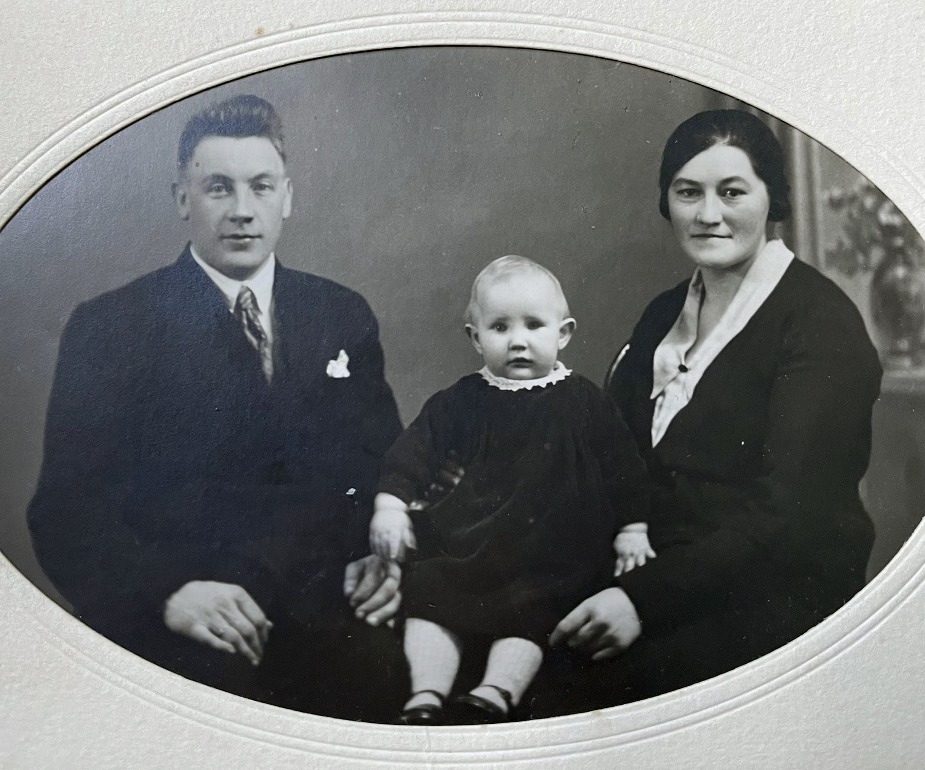 Dette er det f&oslash;rste bildet som finnes av Judith, sammen med foreldrene Meibel og Magne Havstein.