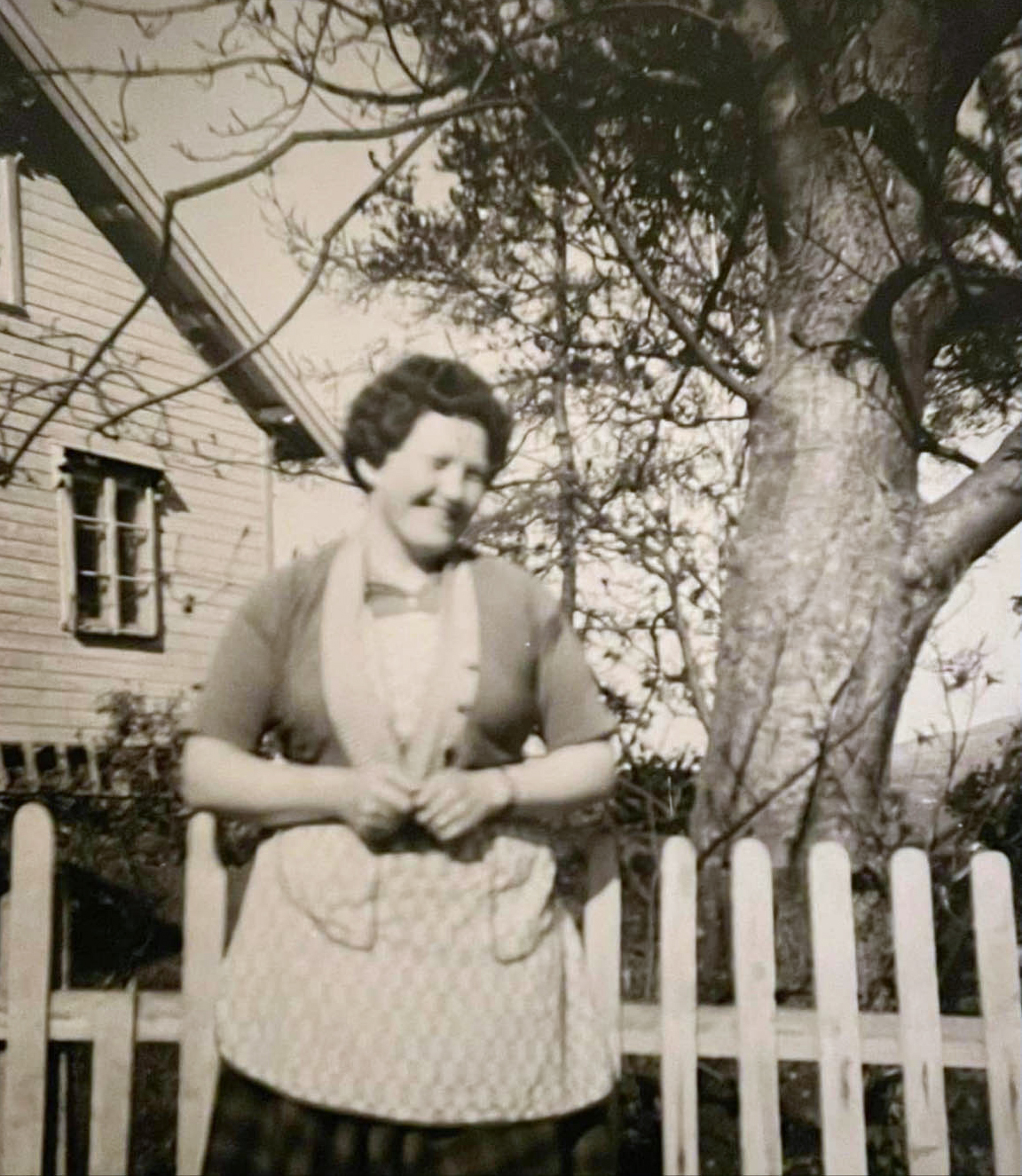 Judith foran hagen og stua p&aring; Stamnes. (Foto: Privat)