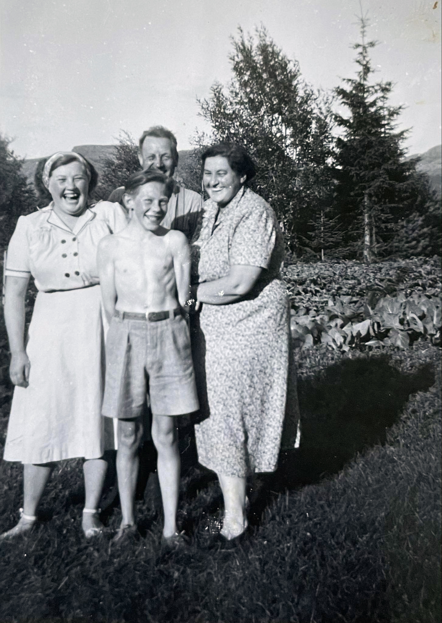 Judith sammen med lillebror Torleif og foreldrene Magne og Meibel. (Foto: Privat)