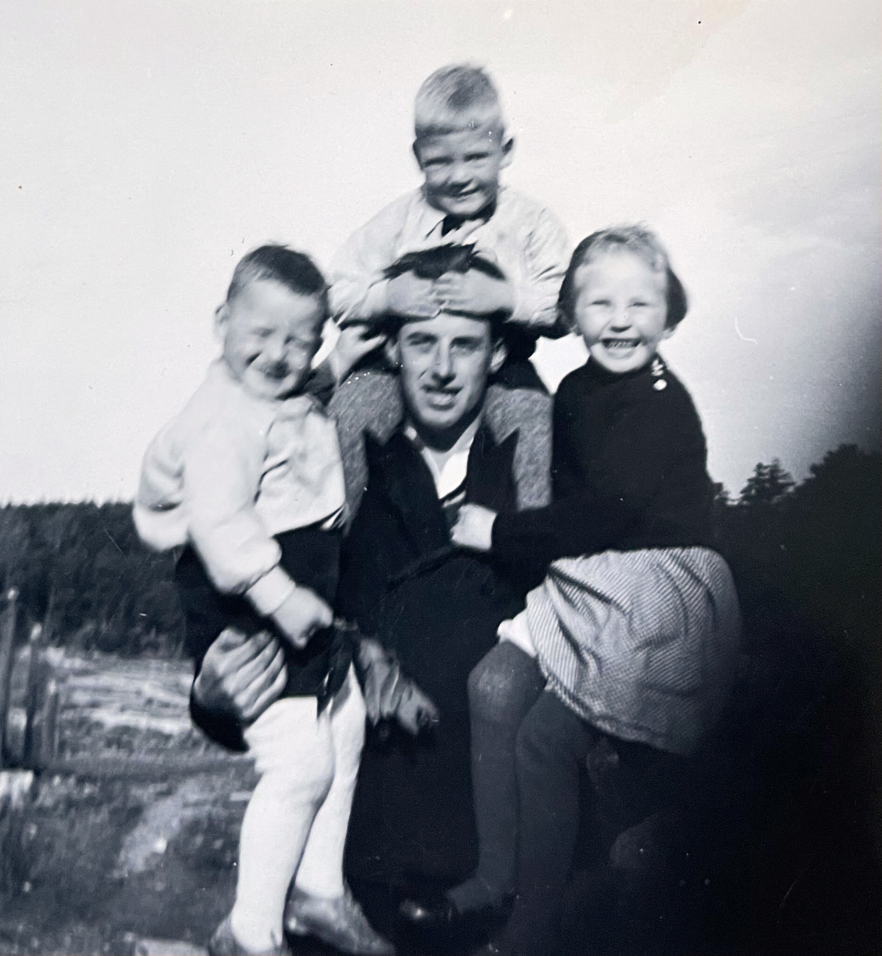 Onkel Trygve herjet ofte med ungene. S&oslash;skenbarna Judith og Arnljot Hustad i armene til Trygve, mens Sigbj&oslash;rn Hustad sitter p&aring; nakken. (Foto: Privat)