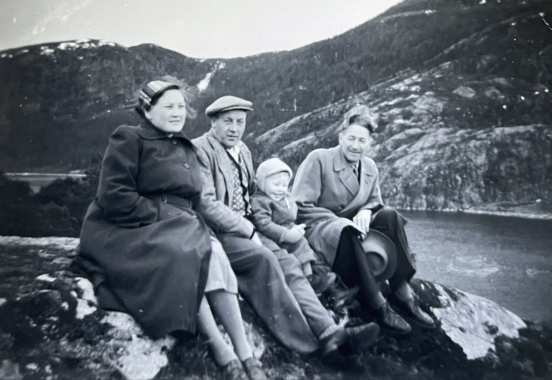 Judith p&aring; tur med familien, faren Magne Havstein, mannen Sverre Stamnes og s&oslash;nnen Kjell Magne. (Foto: Privat)