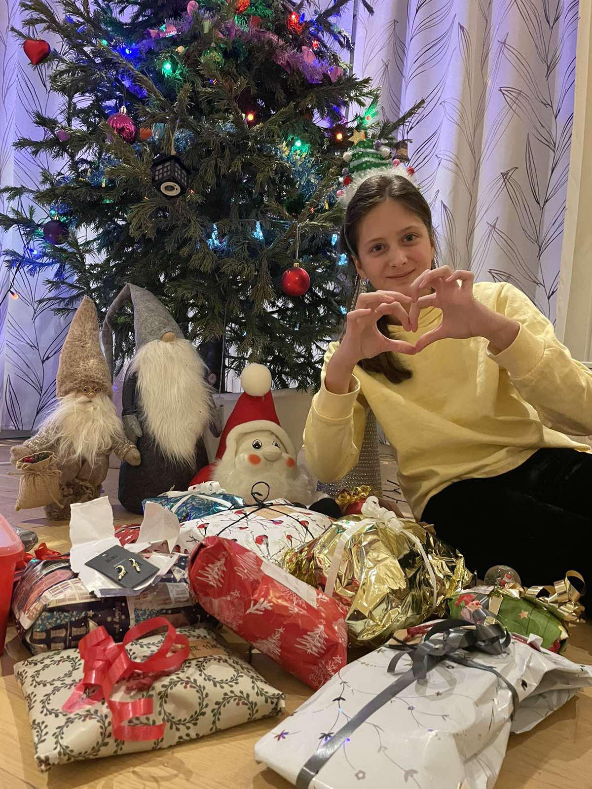 Med et hjerte gir Alisa uttrykk for glede på juleaften. (Foto: Privat)