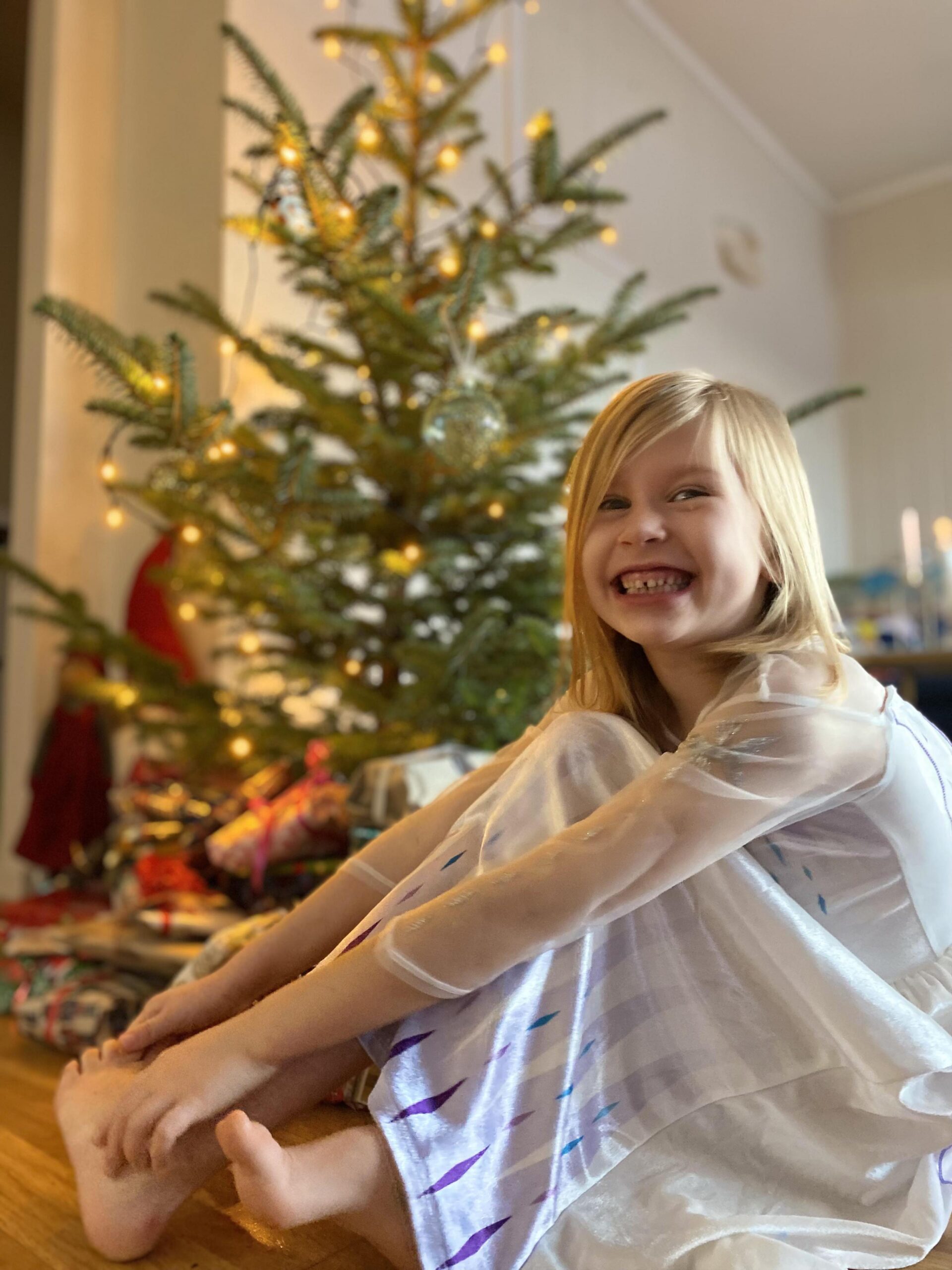 Det ble pakker under juletreet for Liza og de andre ukrainske barna i Flatanger. (Foto: Privat)