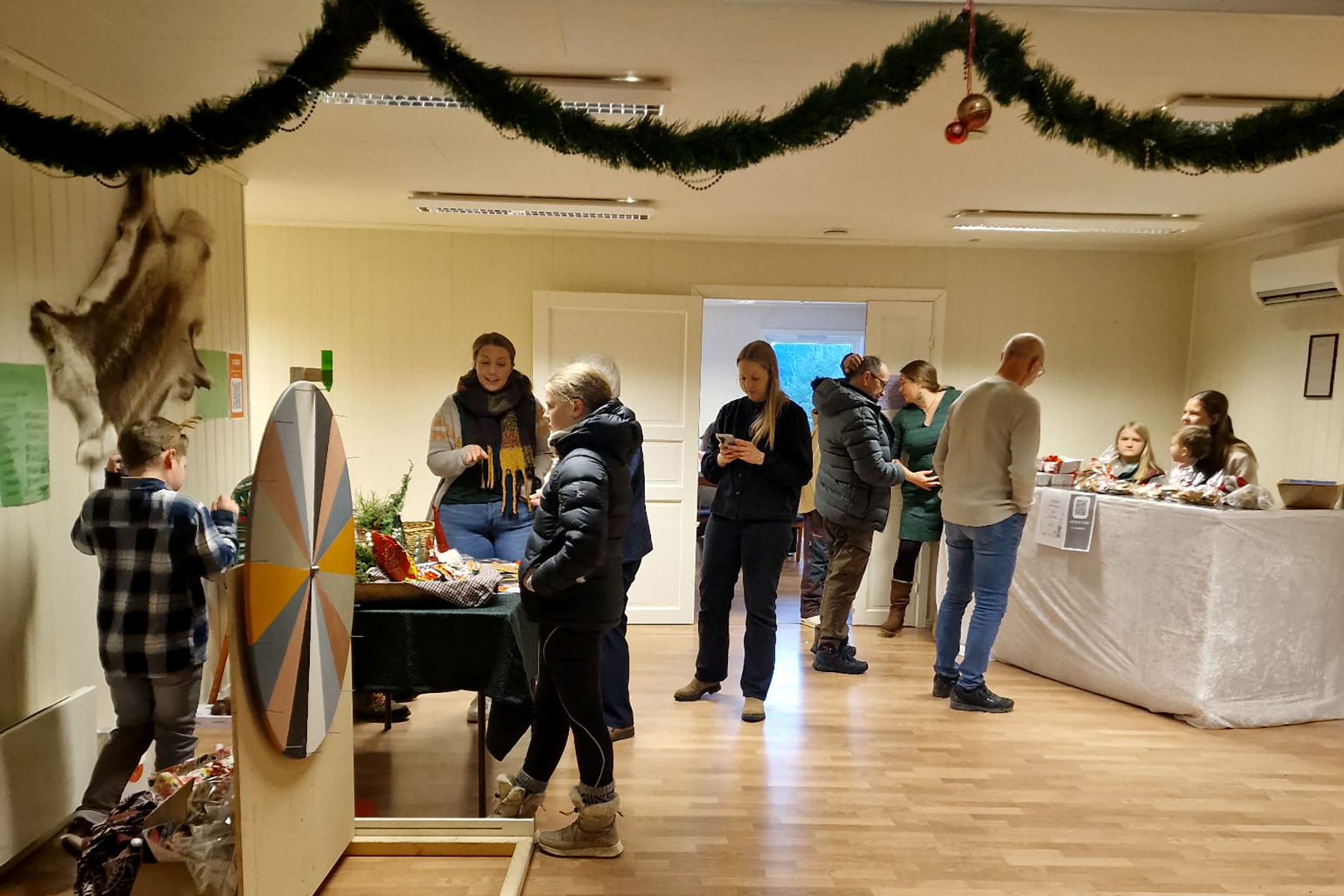 2. Utvorda 4H stilte med lykkehjul hvor det var mange muligheter til &aring; vinne. (Foto: Solveig Monsen)