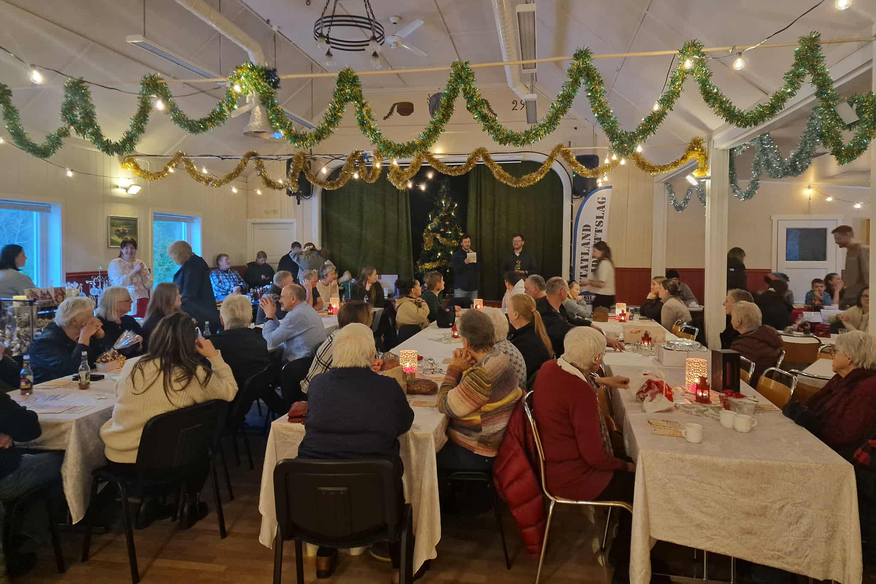 Hans-Olav Kammen (leder i Statland Vekst) s&oslash;rget for trekning av premier p&aring; &aring;resalg. (Foto: Solveig Monsen)
