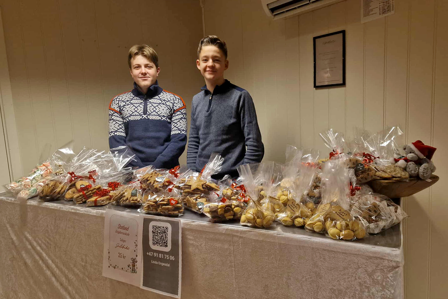 Andreas &Oslash;kvik (til venstre) og Liander Engesdal solgte julebakst for ungdomstrinnet p&aring; Statland. De samler inn penger til klassetur &aring; arrangerte derfor kakesalg og juleverksted for barn.  (Foto: Solveig Monsen)