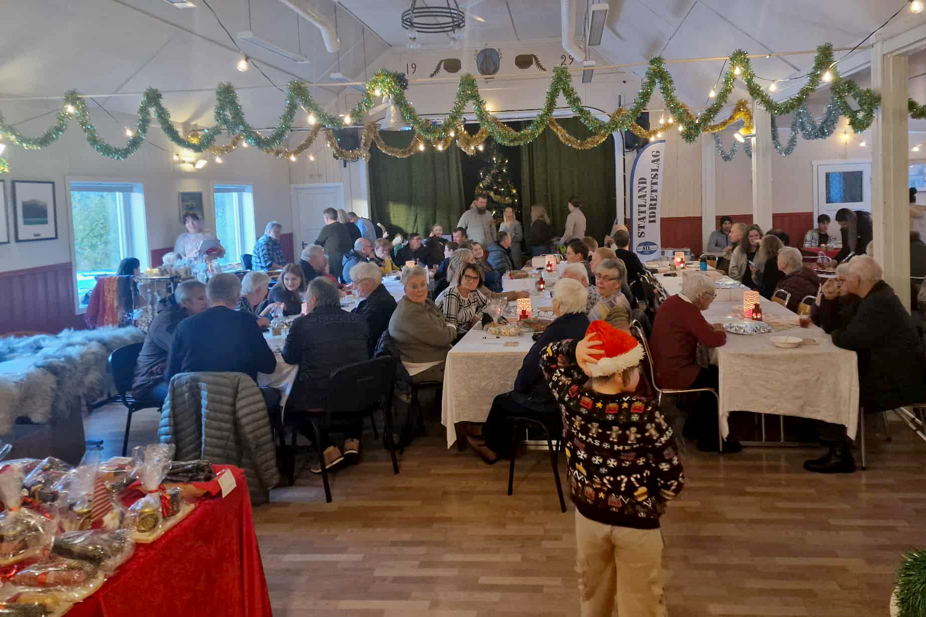 En liten nisse kom ogs&aring; p&aring; bes&oslash;k p&aring; julemarkedet... (Foto: Solveig Monsen)