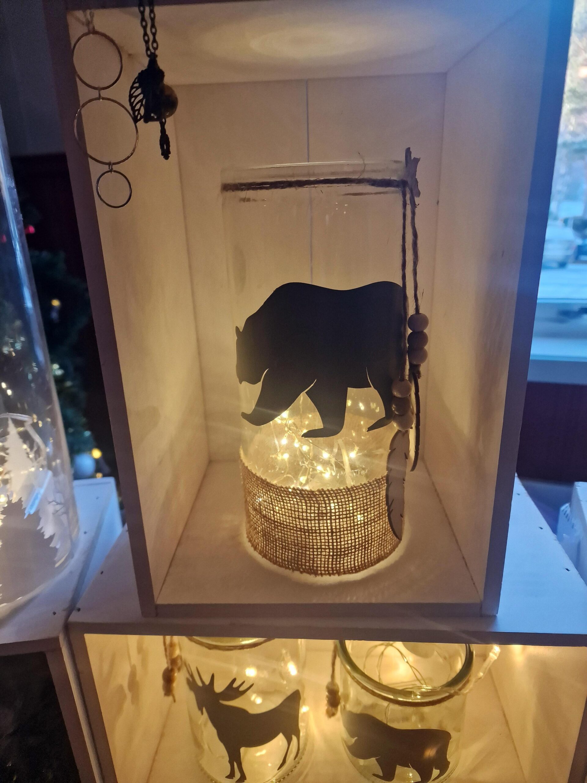 Lysdekor laget av Ariel Wahlen. (Foto: Solveig Monsen)