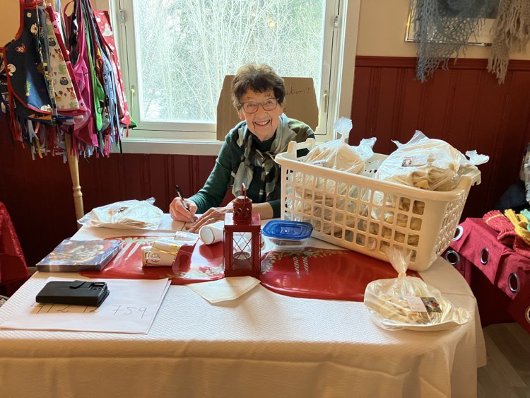 Synnøve Kaldahl solgte hjemmebakst. (Foto: Solveig Monsen)