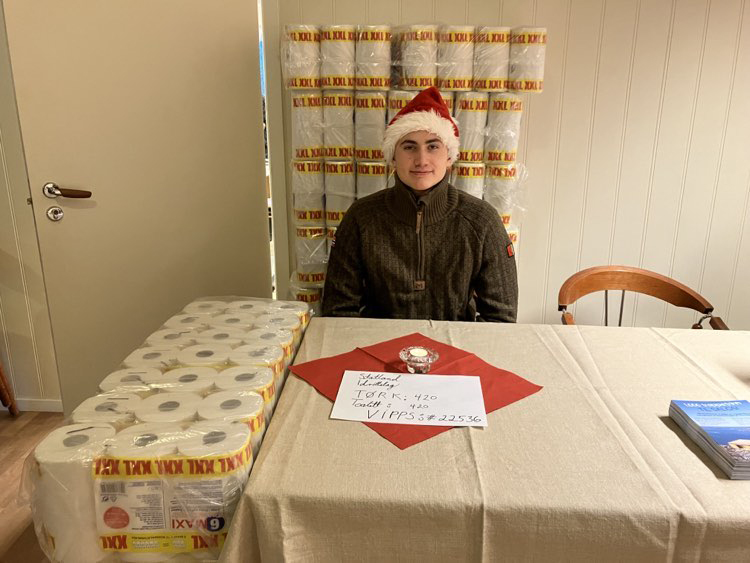 Odin Skjengen-Hågensen solgte toalett- og tørkepapir for Statland idrettslag. (Foto: Solveig Monsen)