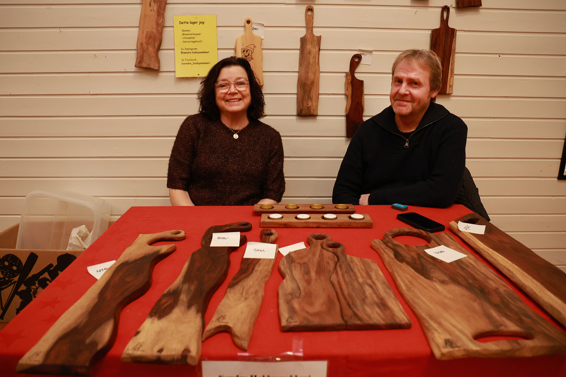 Lill-Merethe Bye og Brigt Olav Lauvsnes var p&aring; plass med treprodukter fra S&oslash;ndre Hobbysnekkeri.