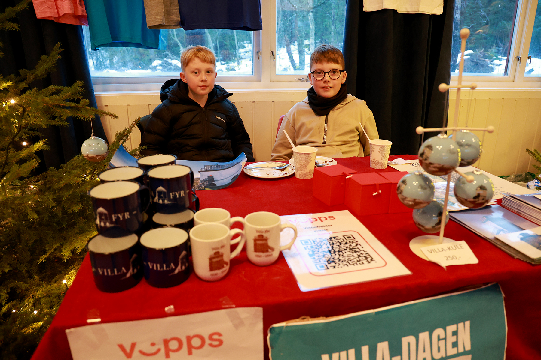 Br&oslash;drene Elliot (8) og Colin (10) solgte medlemskap, t-skjorter og krus for Villa fyr venneforening.