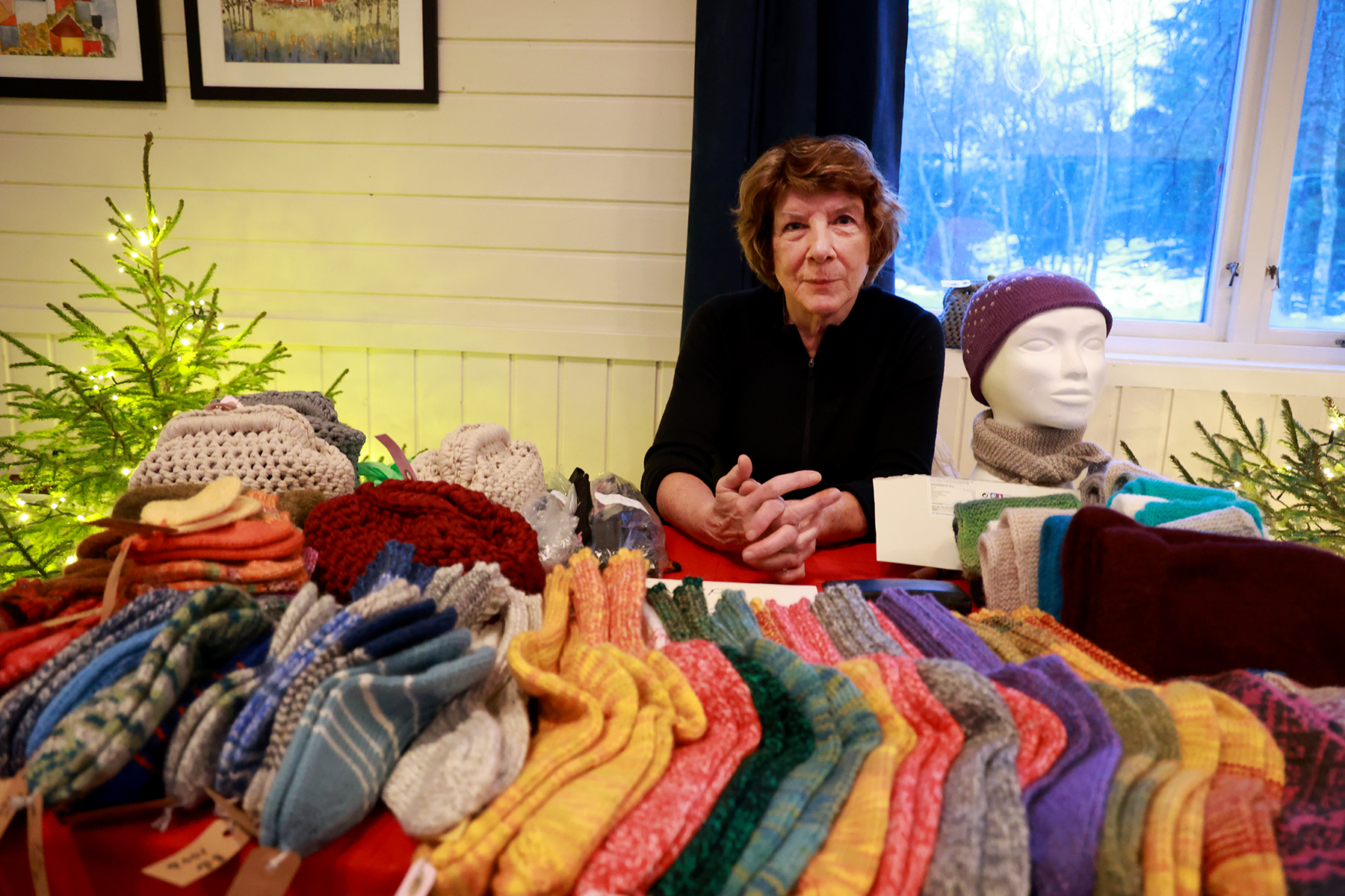 Grete Bj&oslash;rk&aring;s strikker hele &aring;ret, og kunne tilby et stort utvalg av ullsokker, ullvotter og luer.