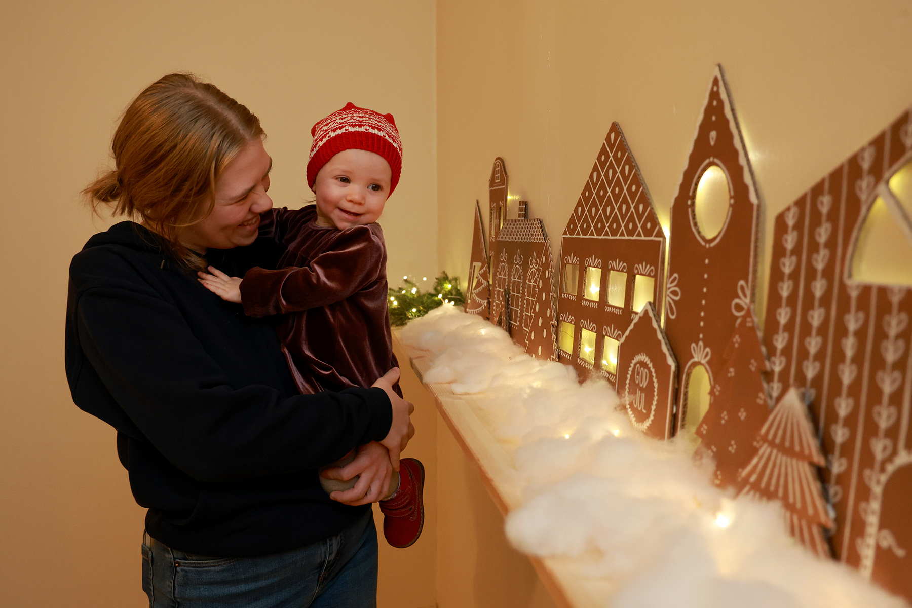 Ine Dorthea (1 &aring;r og 5 mnd) - trygt i mamma Karen Anna Aag&aring;rd M&aring;rviks armer - var ikke den eneste som var imponert over pyntinga p&aring; Framheim. Denne landsbyen m&oslash;tte folk som kom opp trappa. 