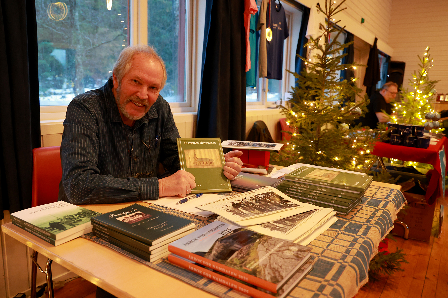 Her er Reidar med den nye &aring;rboka p&aring; julemessa p&aring; Vik i november. Foto: Ove Magne Ribsskog. 
