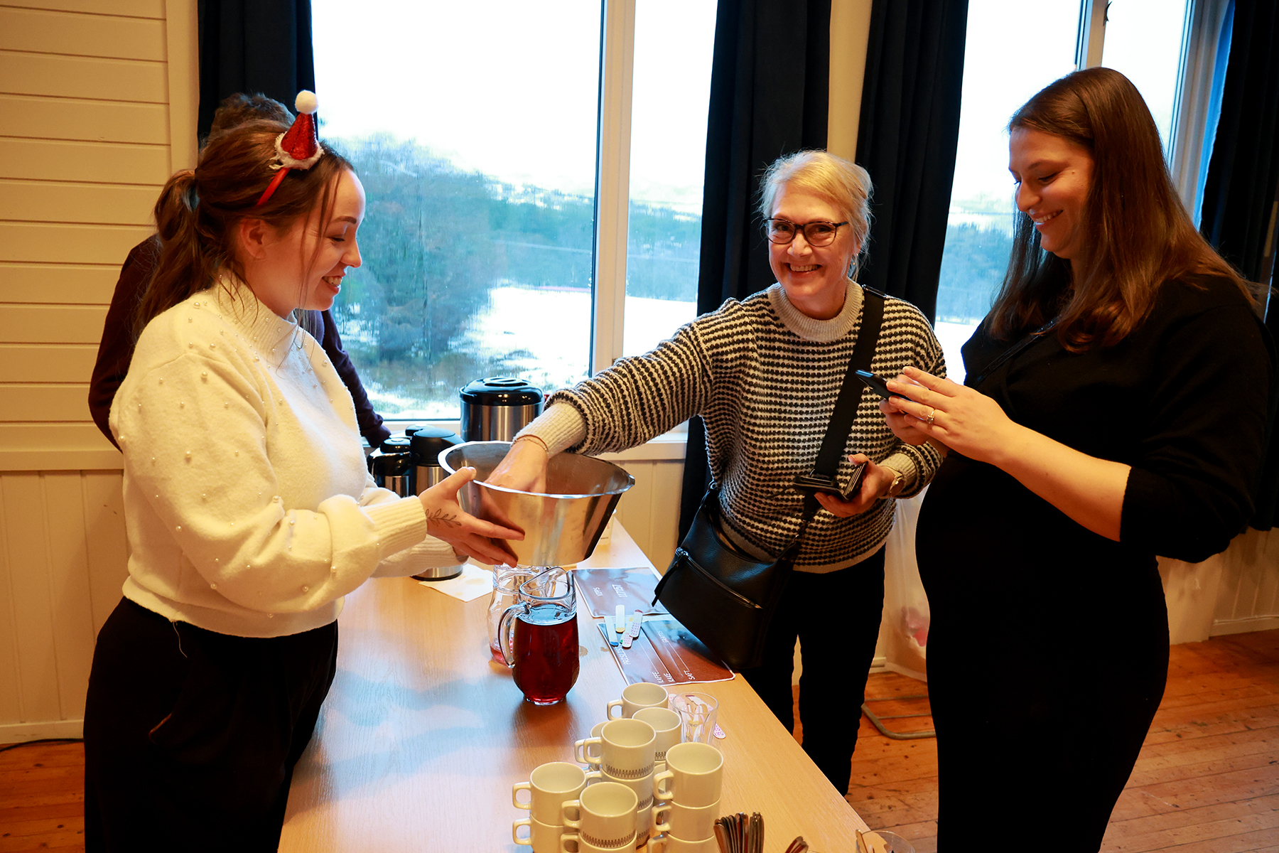 Sissel Hustad kj&oslash;pte &aring;rer og pr&oslash;vde lykken p&aring; sin egen bursdag! Thea Constanse Lindseth solgte &aring;rer, mens Kristine Hustad Svendsen ventet p&aring; tur.