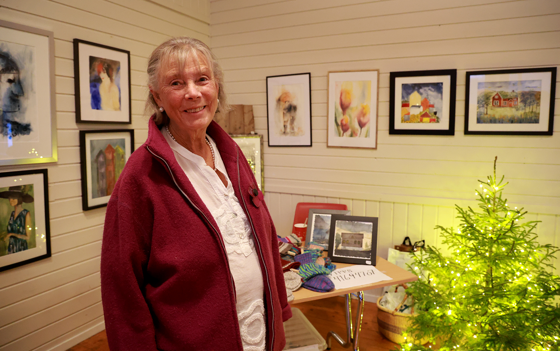 Vigdis Lein var p&aring; plass med malerier og strikkaprodukter.