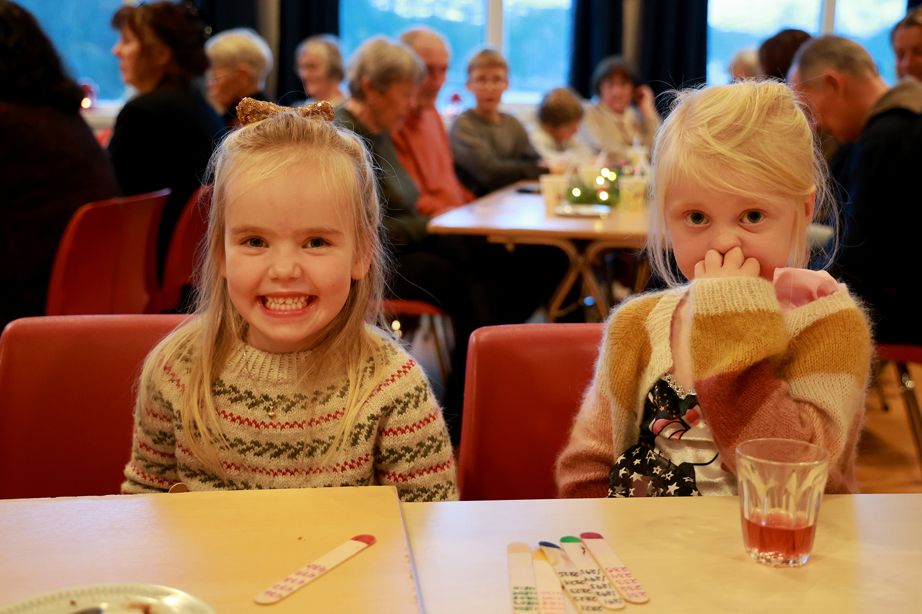 &Aring;resalg h&oslash;rer med p&aring; julemesse. Vilma og Stella er spente p&aring; om det blir gevinst.