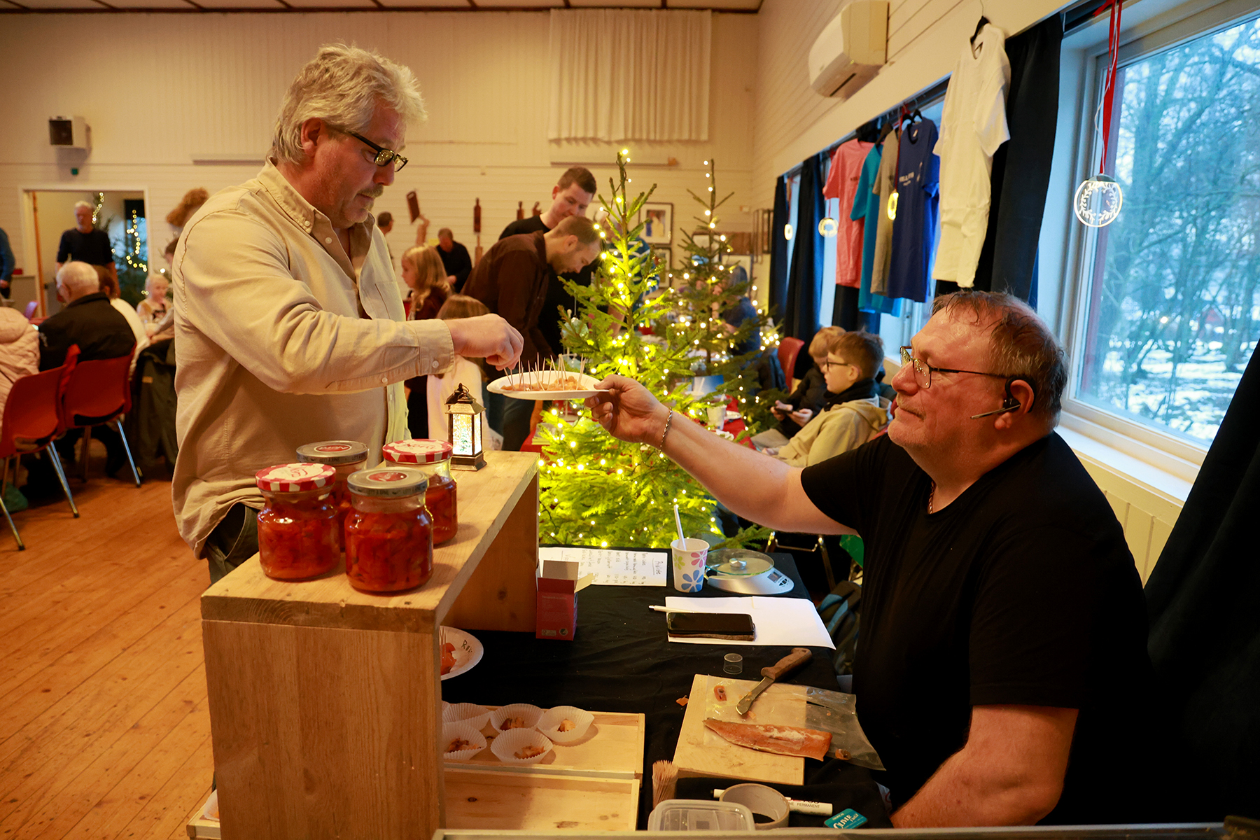 Lennart Ulander f&aring;r smakspr&oslash;ve av Ove Stamnes, som har v&aelig;rt fast utstiller p&aring; julemessa.