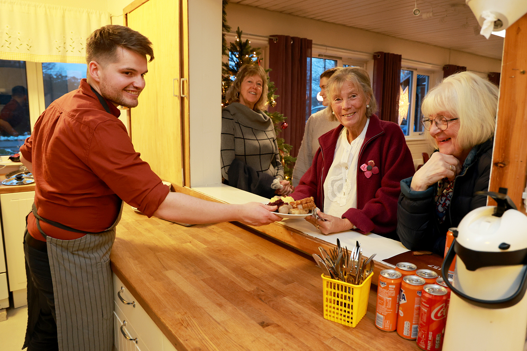 Det gikk unna med ribbe p&aring; julemessa. Vegard Fornes Hustad serverer til Vigdis Lein. Til h&oslash;yre Torunn Fugl&aring;r D&oslash;lvik, og bak Rigmor Moe.
