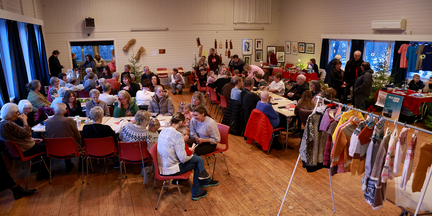 Julemessa samlet mye folk, og til tider var det fullt i storsalen. Ribbe ble servert nede i lissalen.