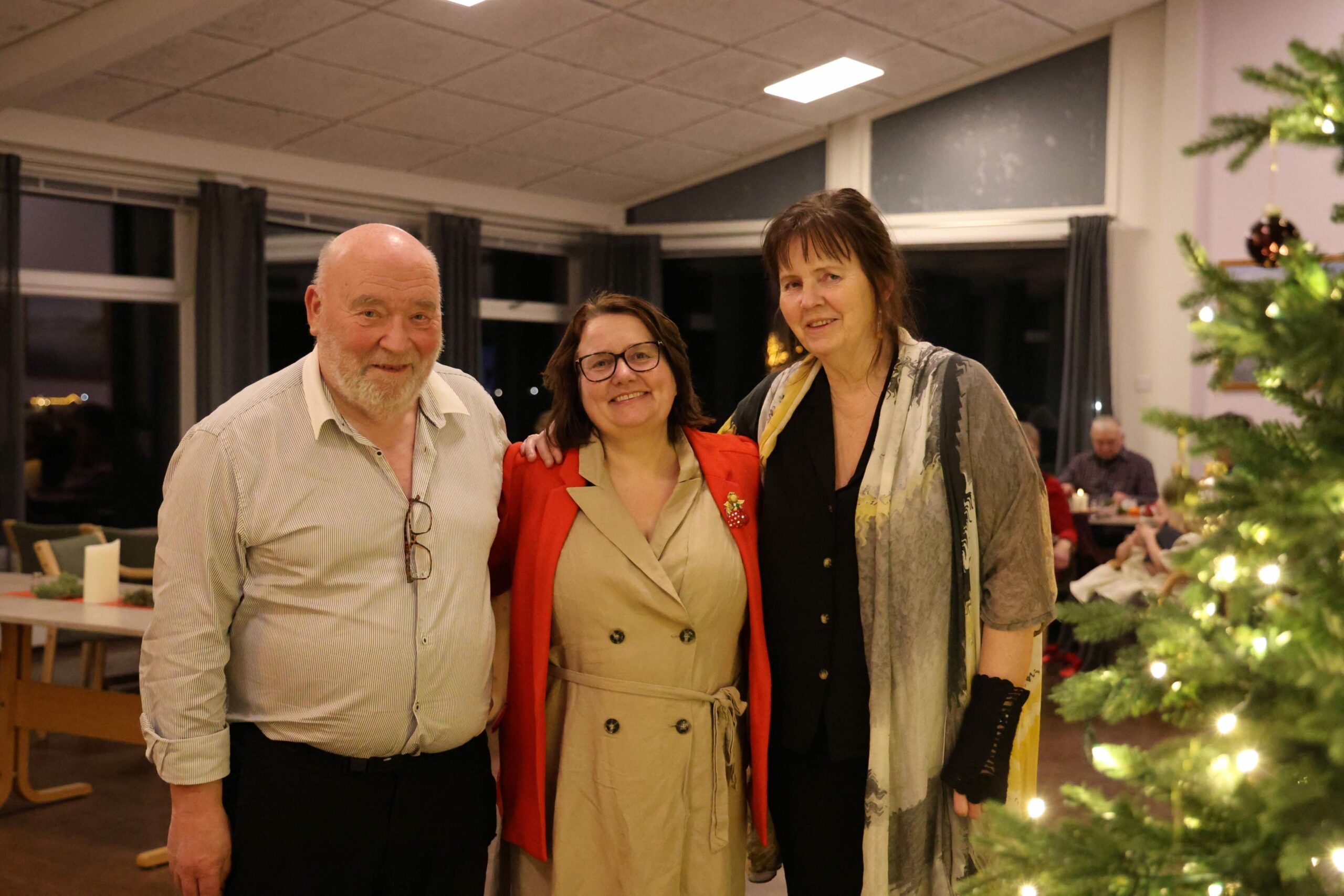 Ola Lindseth, Turid Kjendlie og Gro Seltveit &oslash;nsker &aring; samle sm&aring; og store til trivelig lag i romjula. 