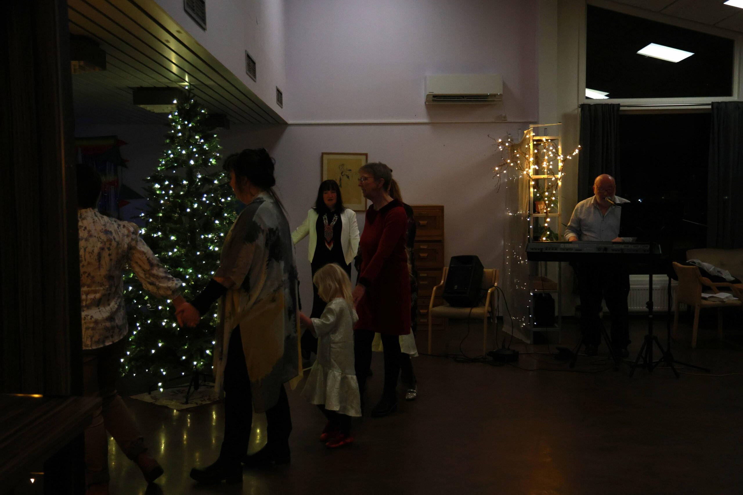 Det er ekstra koselig inne med juletrelys og godt lag n&aring;r romjulsstormen raser. 