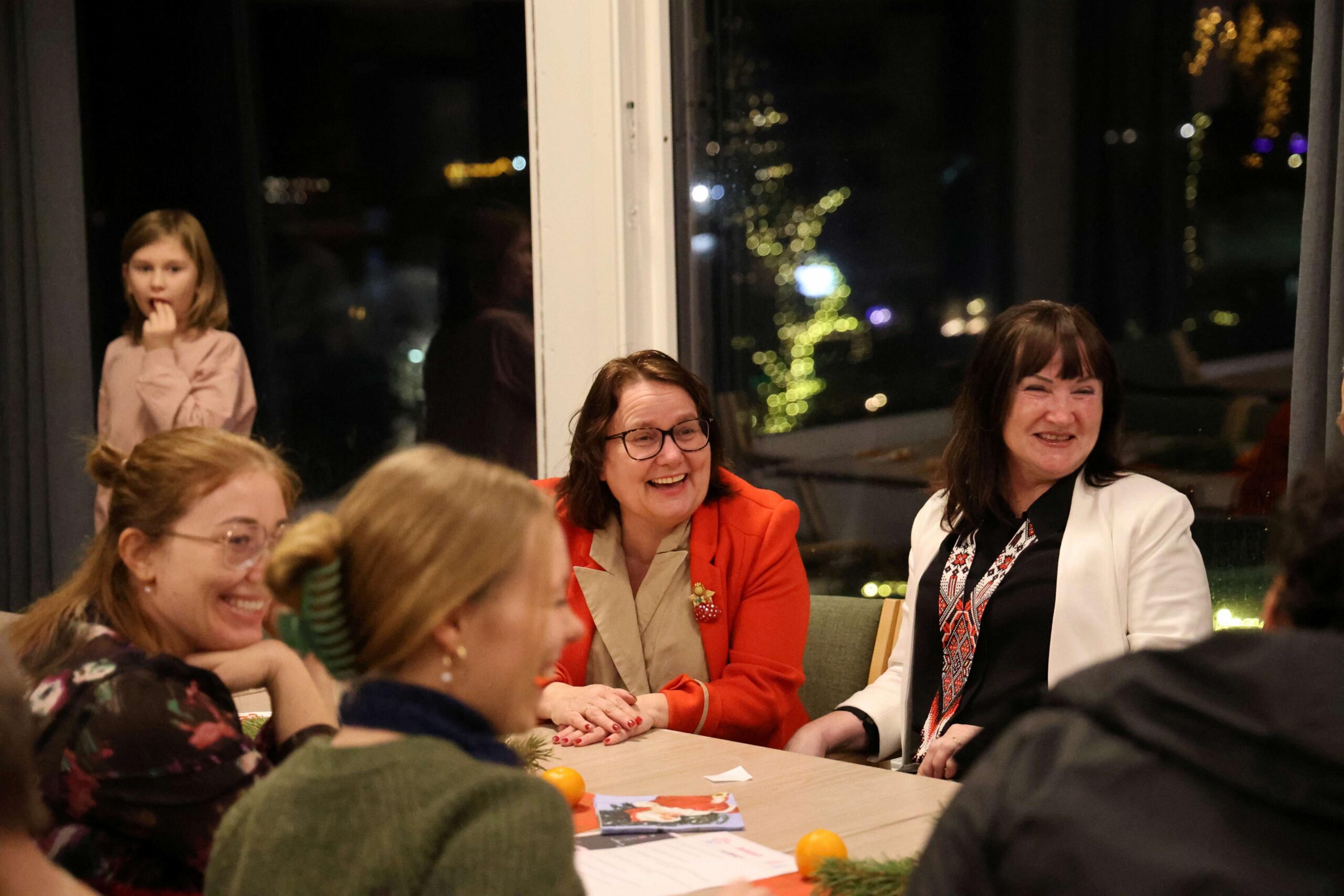 Det blir mye god latter n&aring;r Maryna Hubska (fra venstre), Oda Ruud Kristiansen, Turid Kjendlie og Olena Hurina diskuterer spr&aring;k og juletradisjoner i de ulike landene. 