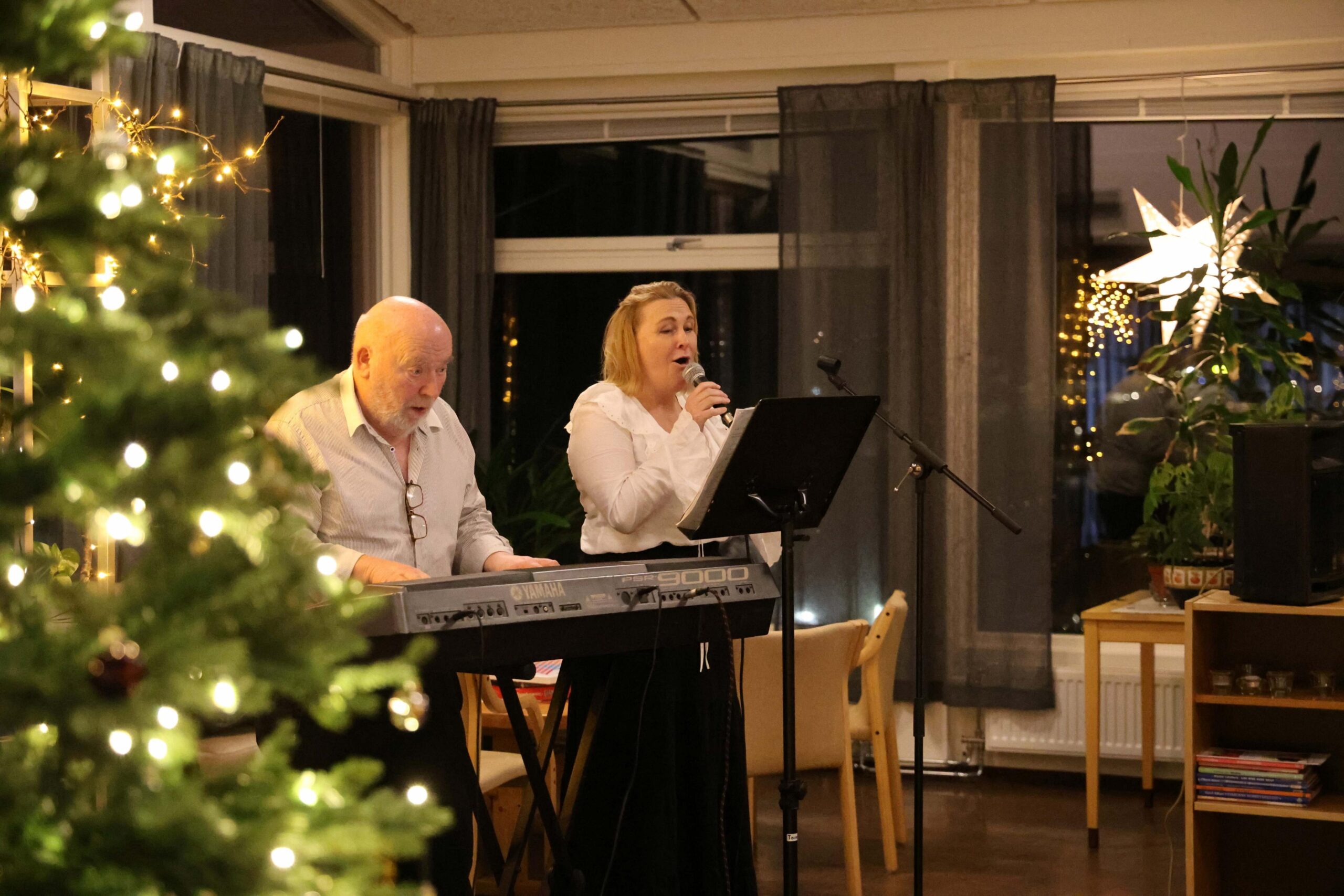 Ola Lindseth spilte keyboard mens hans inngiftede slektning, Mette Marie Ervik Jansdatterfra Stavern, sang. 