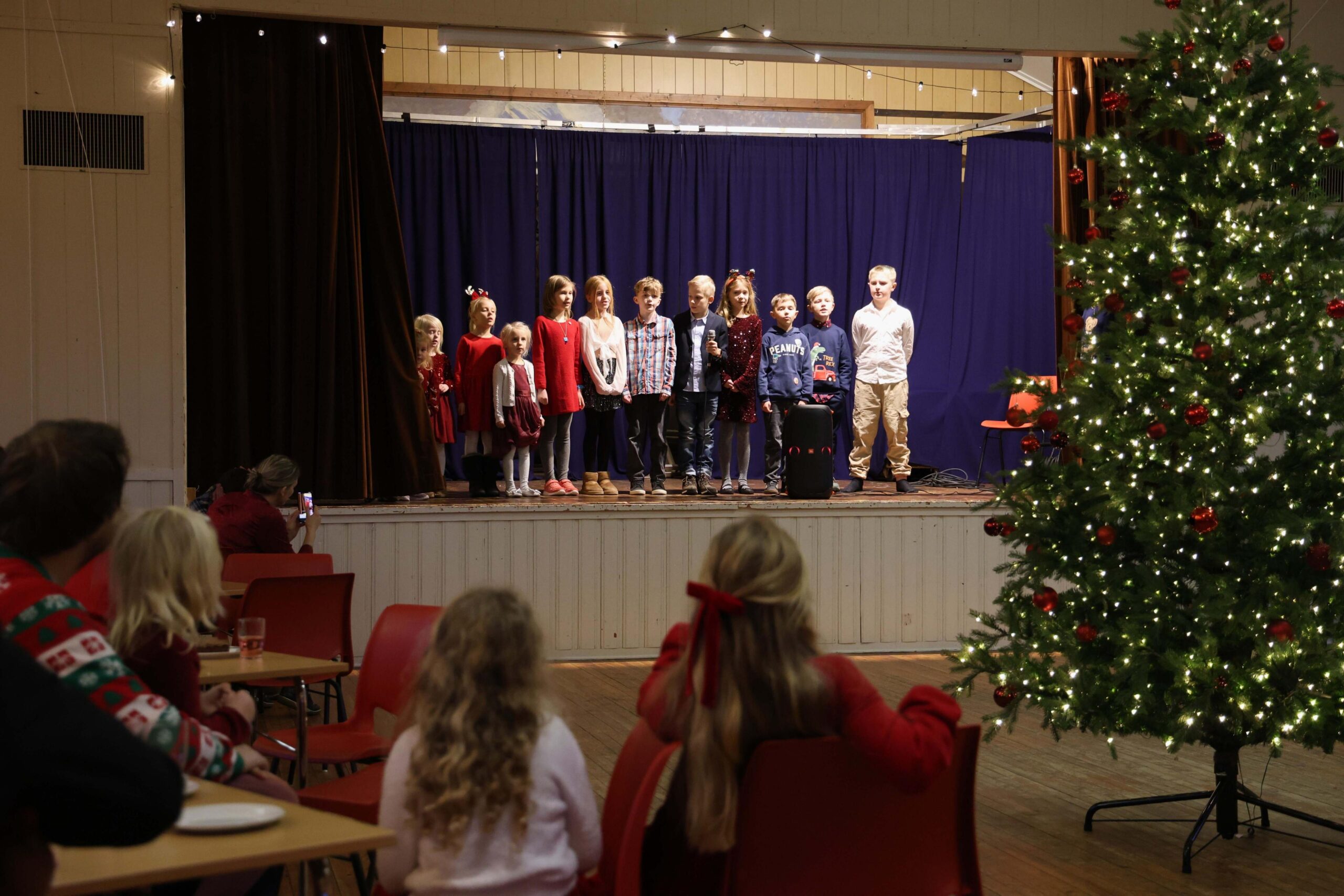 3. og 4. klassingene synger "Jula gir m&aelig; s&aring; mange fine dr&oslash;mma". Den kan ikke Bjarne Br&oslash;ndbo utenat, skal vi tro ungene!