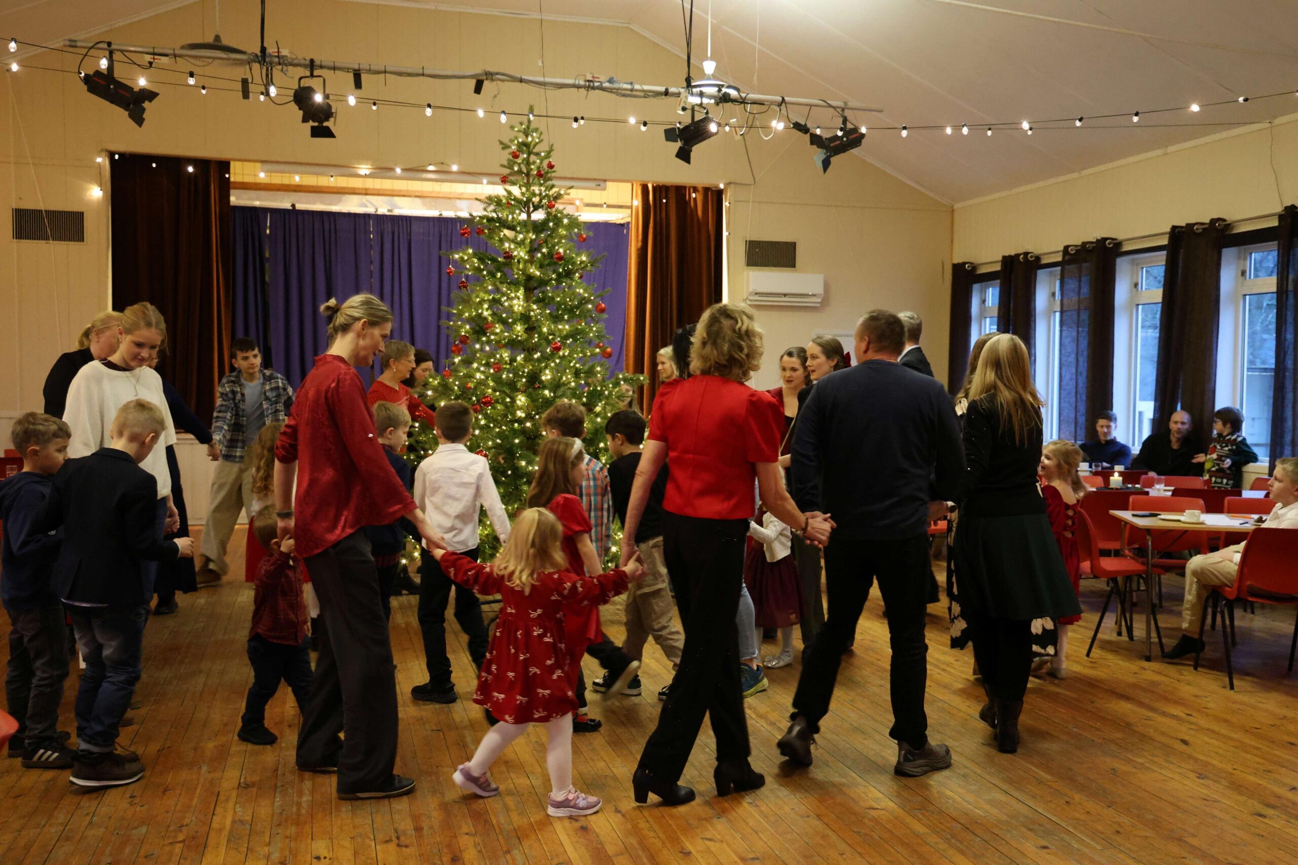 Store og sm&aring; er med p&aring; "S&aring; g&aring;r vi rundt om en eneb&aelig;rbusk - BUSK!"