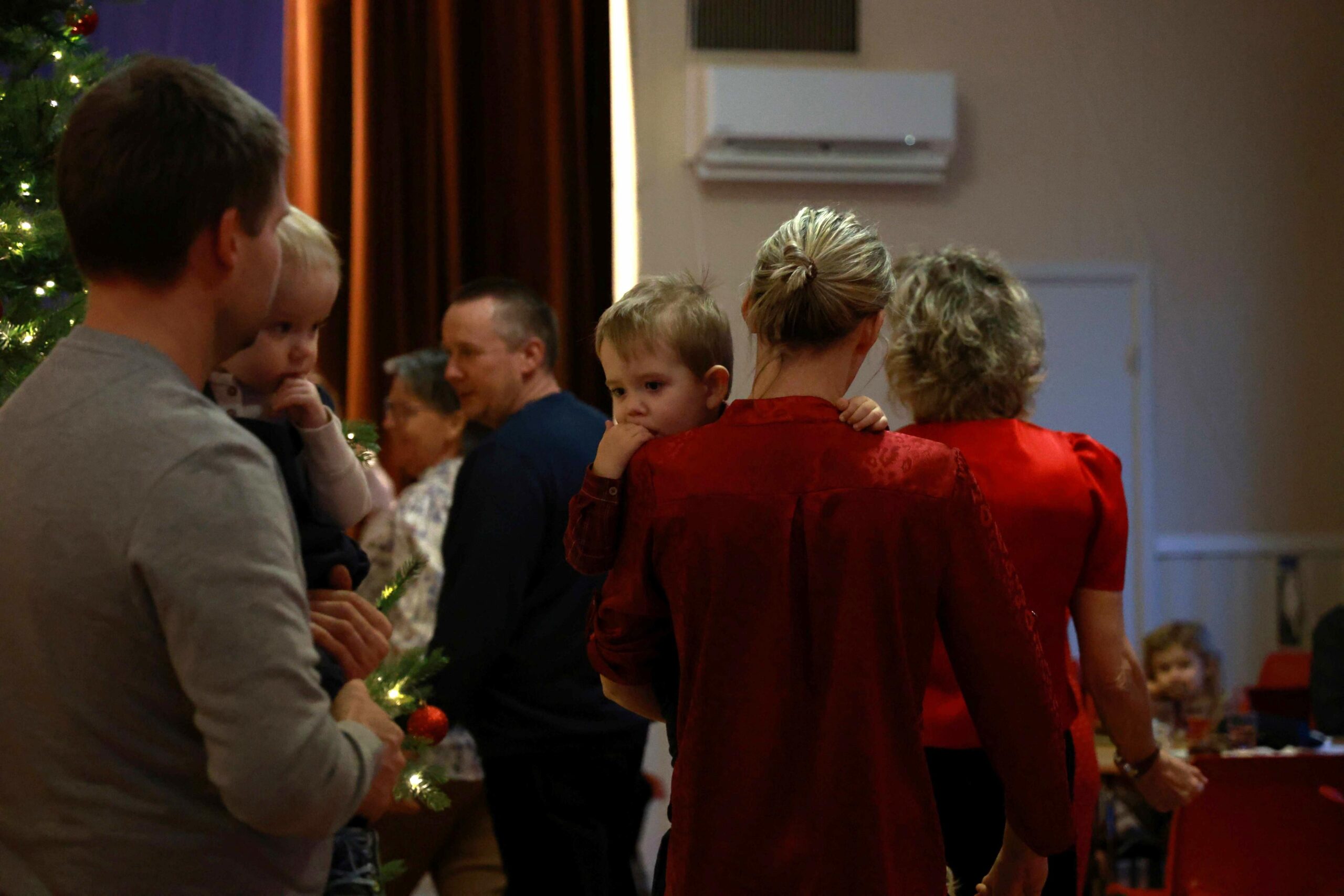 Ingen er for unge til &aring; g&aring; rundt juletreet!