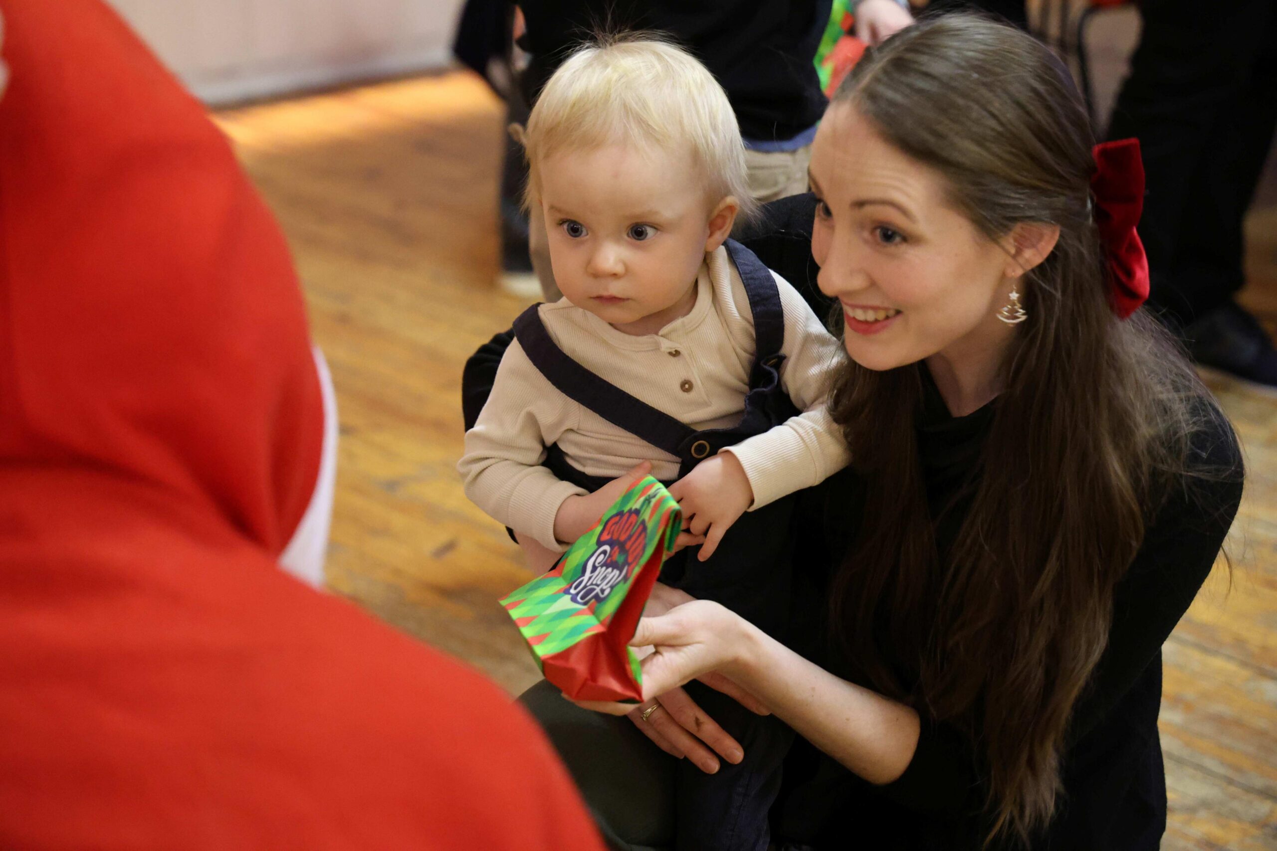 Jonas (1) synes det er litt skummelt &aring; m&oslash;te nissen. Heldigvis passer mamma Caterina Kval&oslash;s&aelig;ter godt p&aring;.
