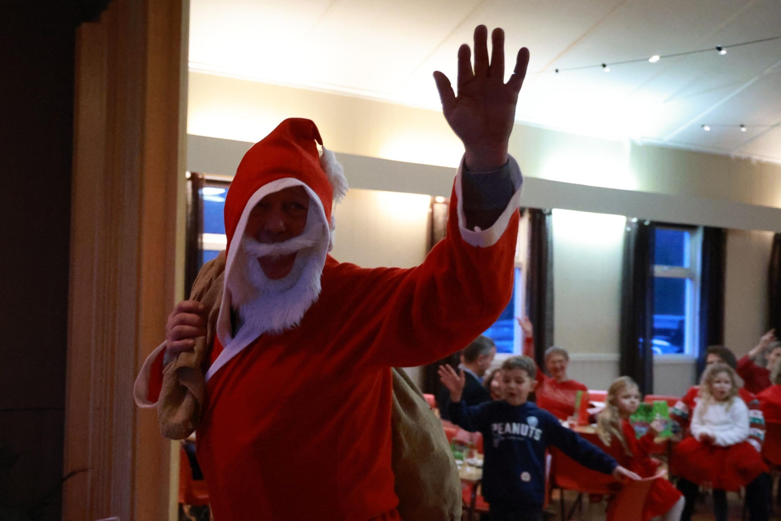 Ungene &oslash;nsket nissefar en god reise hjem. Kanskje kommer han tilbake neste jul?