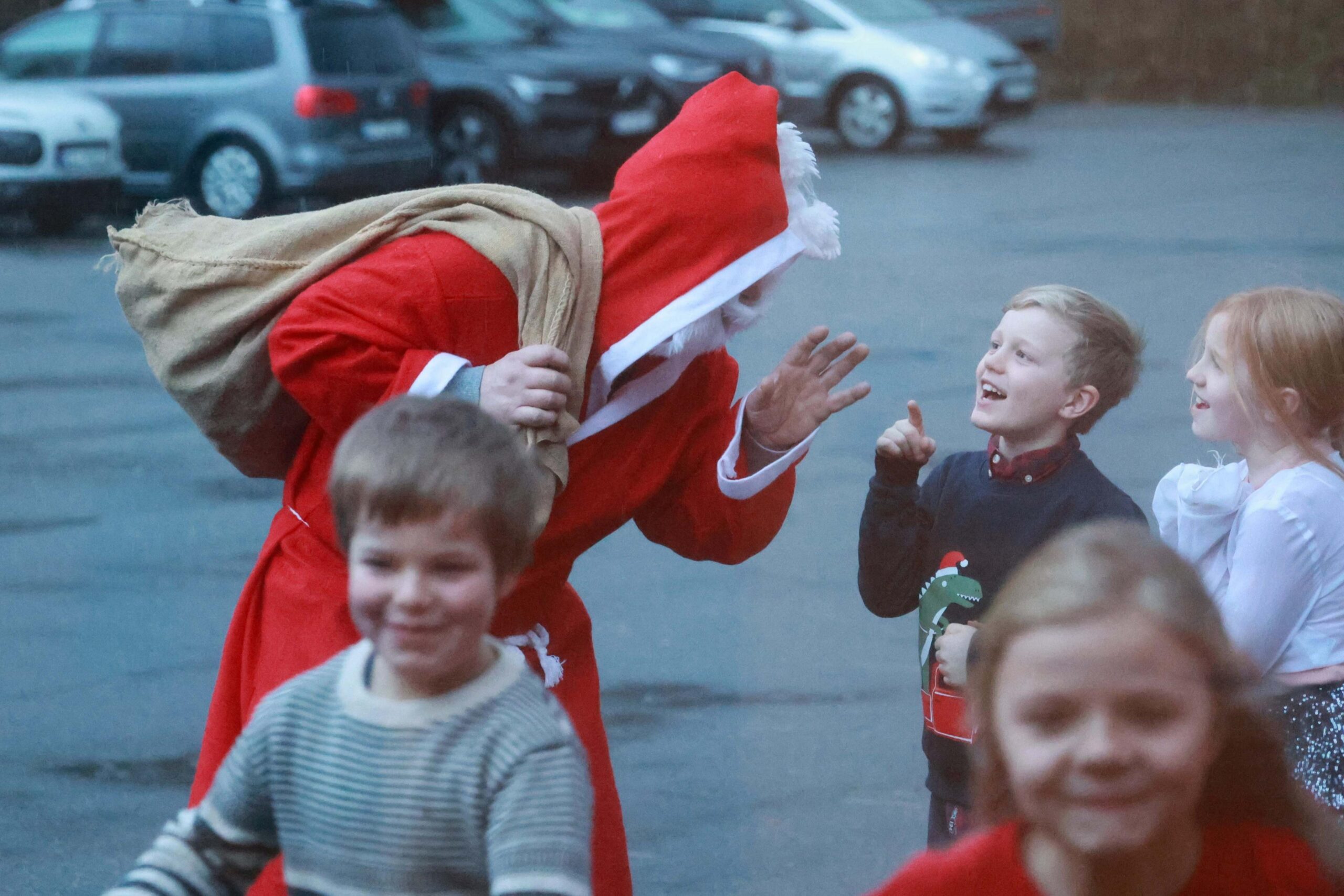 Ungene er nysgjerrige og har mange sp&oslash;rsm&aring;l til julenissen. Er skjegget ekte?