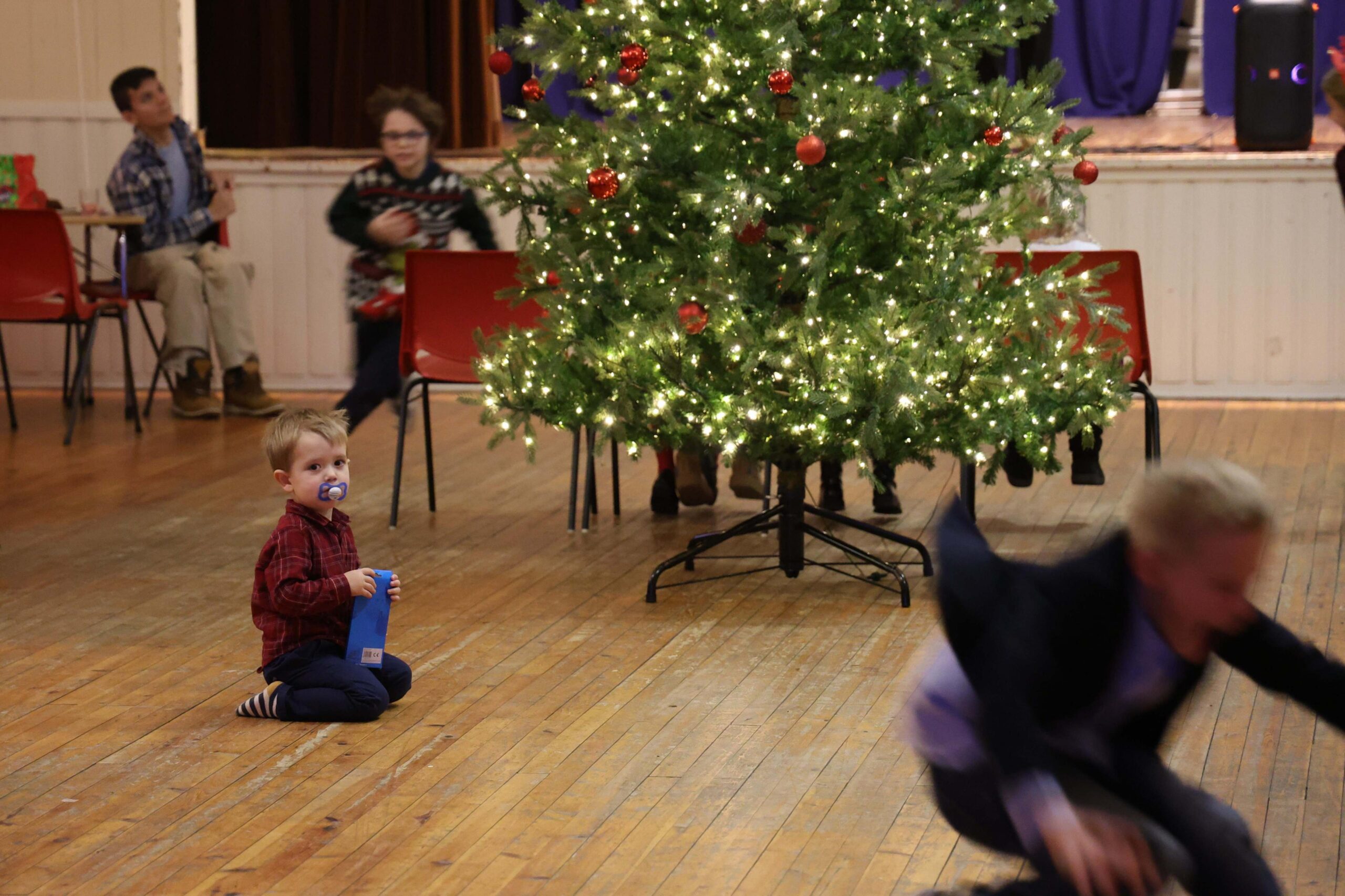 Etter juletregangen er det flere som fortsetter i full fart rundt treet.