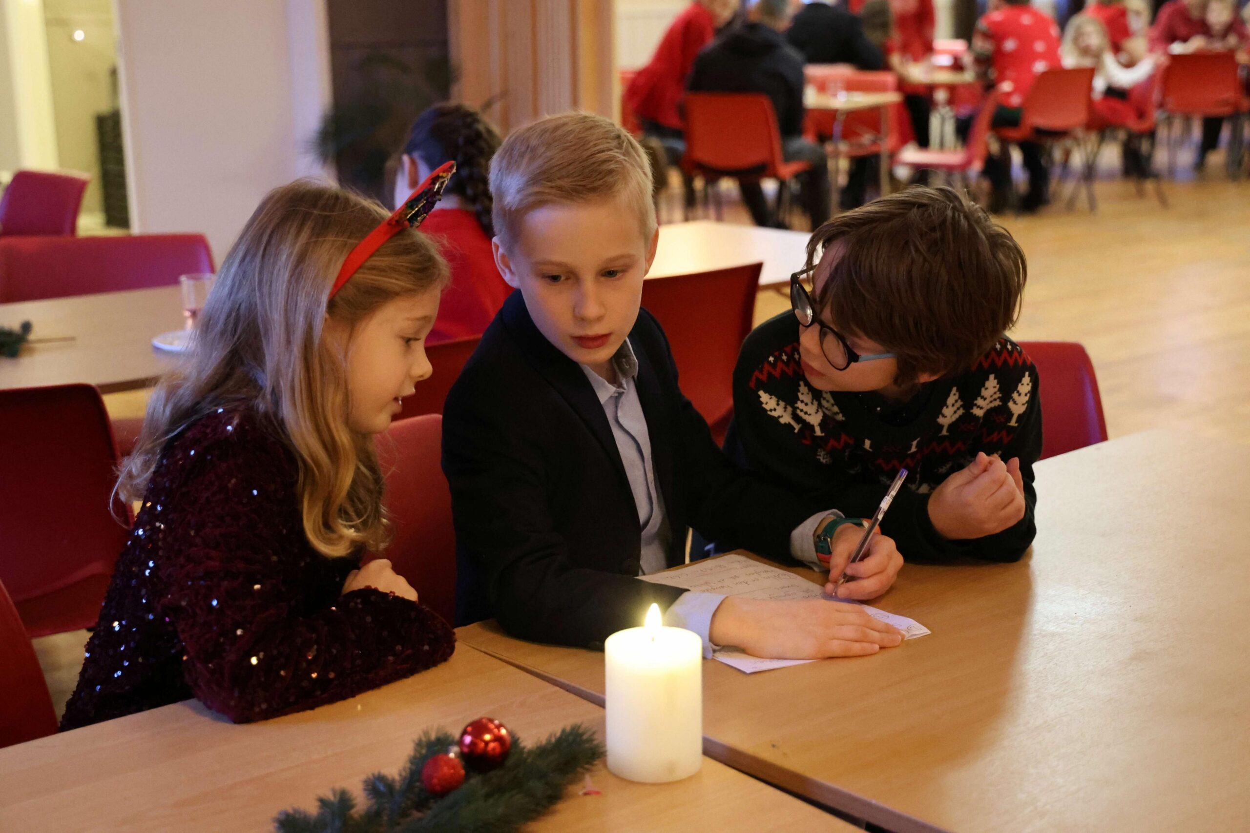Sonja (9), H&aring;kon (9) og Lui (9) lurer p&aring; hva julenissen heter p&aring; finsk. 