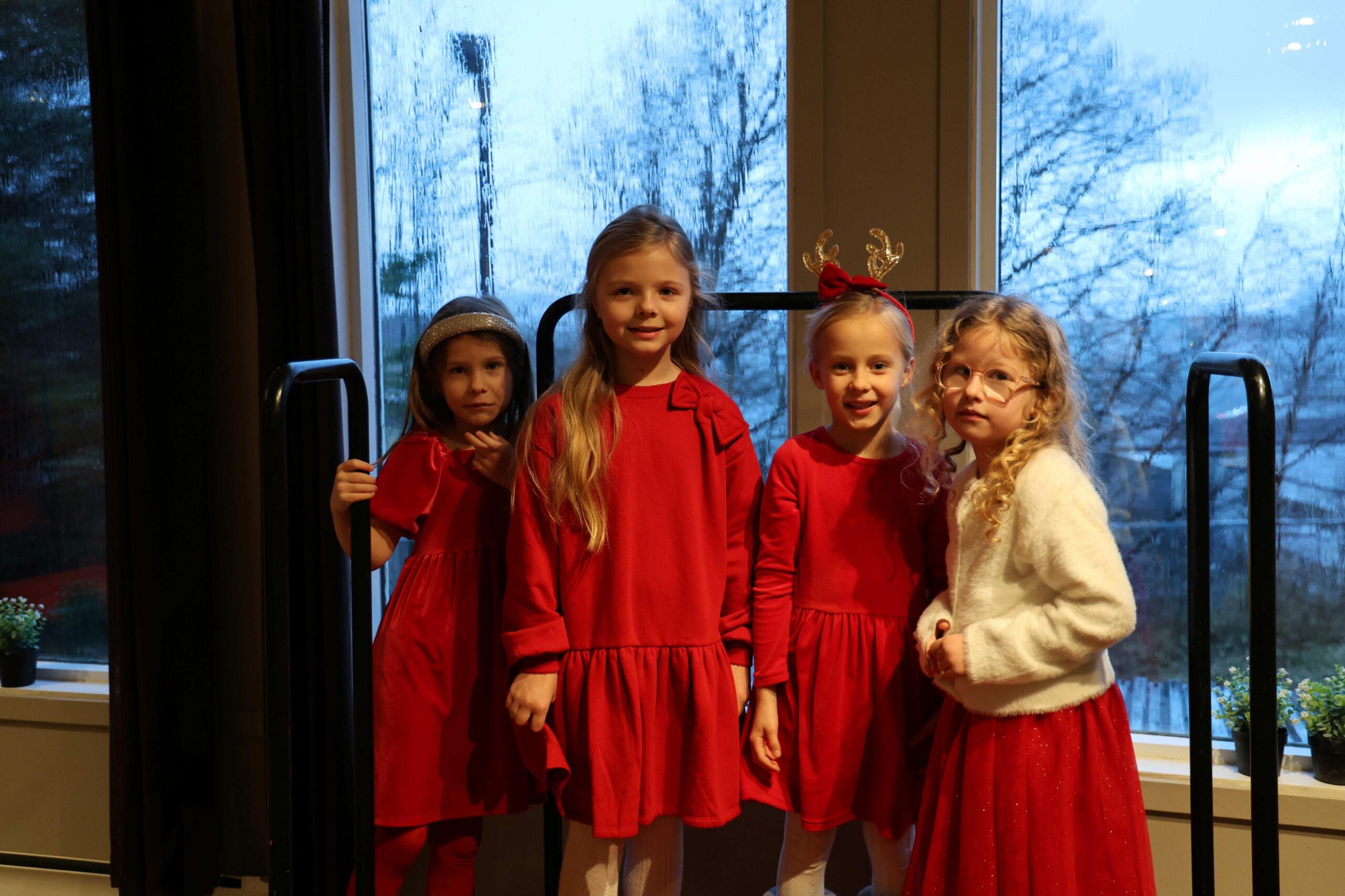Selma (7), Ulrika (7), Kristin (6) og Lilly (6) var veldig spente f&oslash;r julenissen skulle komme. De er enige om hvilken farge som er favoritt i romjula. JULENISSER&Oslash;D. 