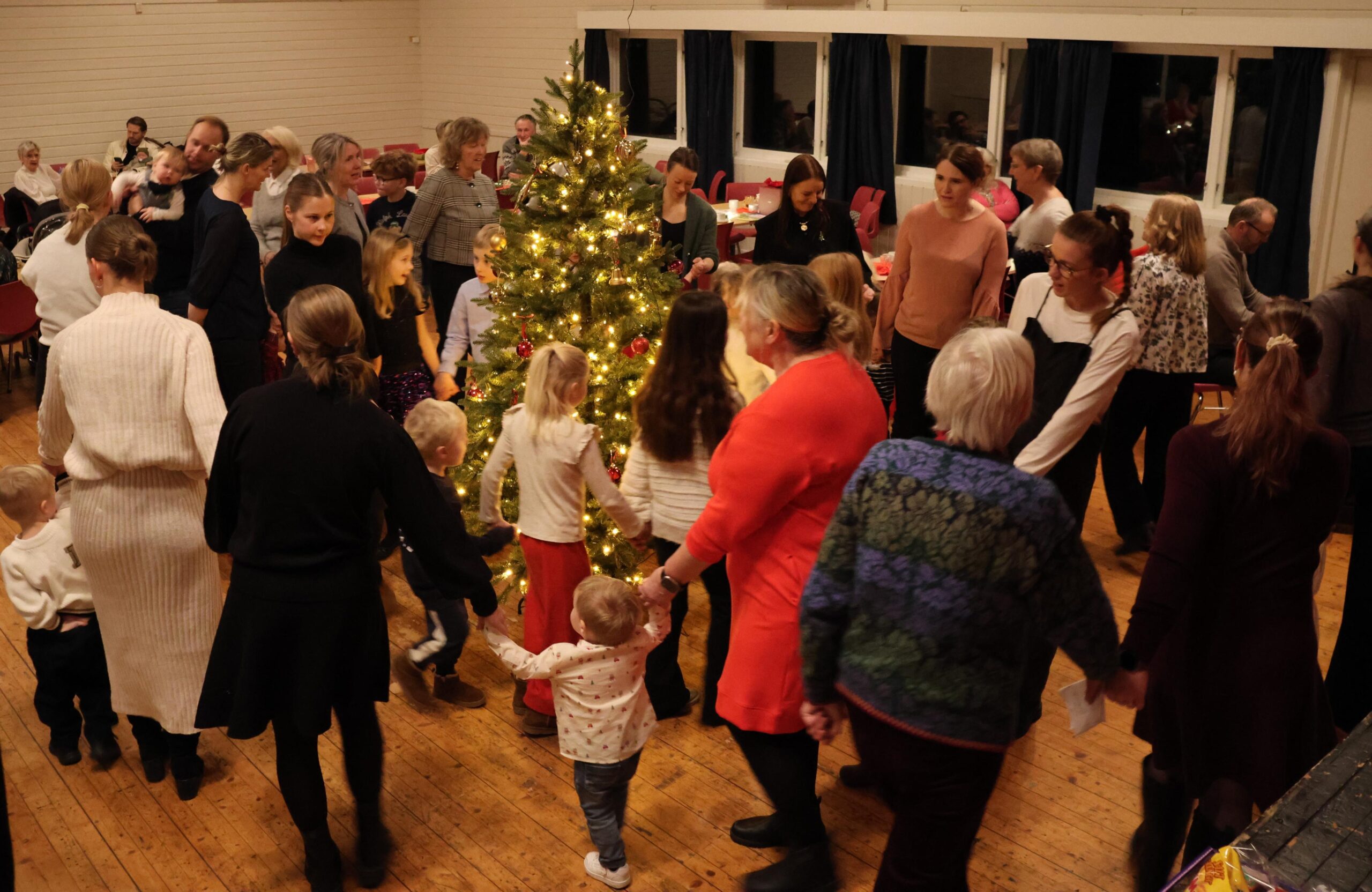 Framheim var fylt opp av fornøyde gjester, og mange ble med på gangen rundt juletreet.